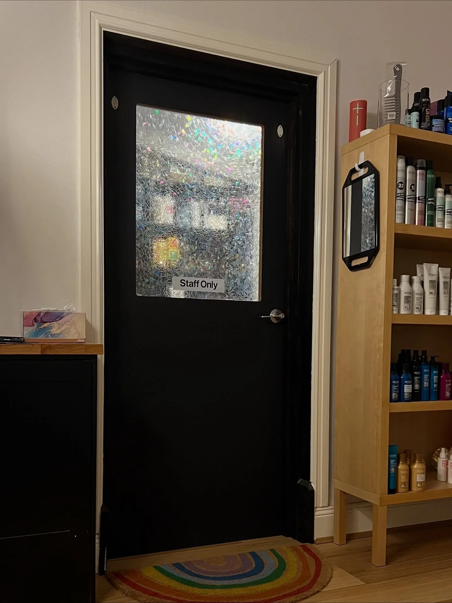 OCTOBER SLAY✨🪩🍒
🌶️ Salon mood lighting
🍒 Fresh hair selfie
🎈my bestie earning her birthday hair by doing my dishes 🤪😂
💪🏼 lifting heavy things
🌈 salon details 😙
🌿 new house plants
💐 salon 3rd birthday flowers
🪩 disco ball slay and I move