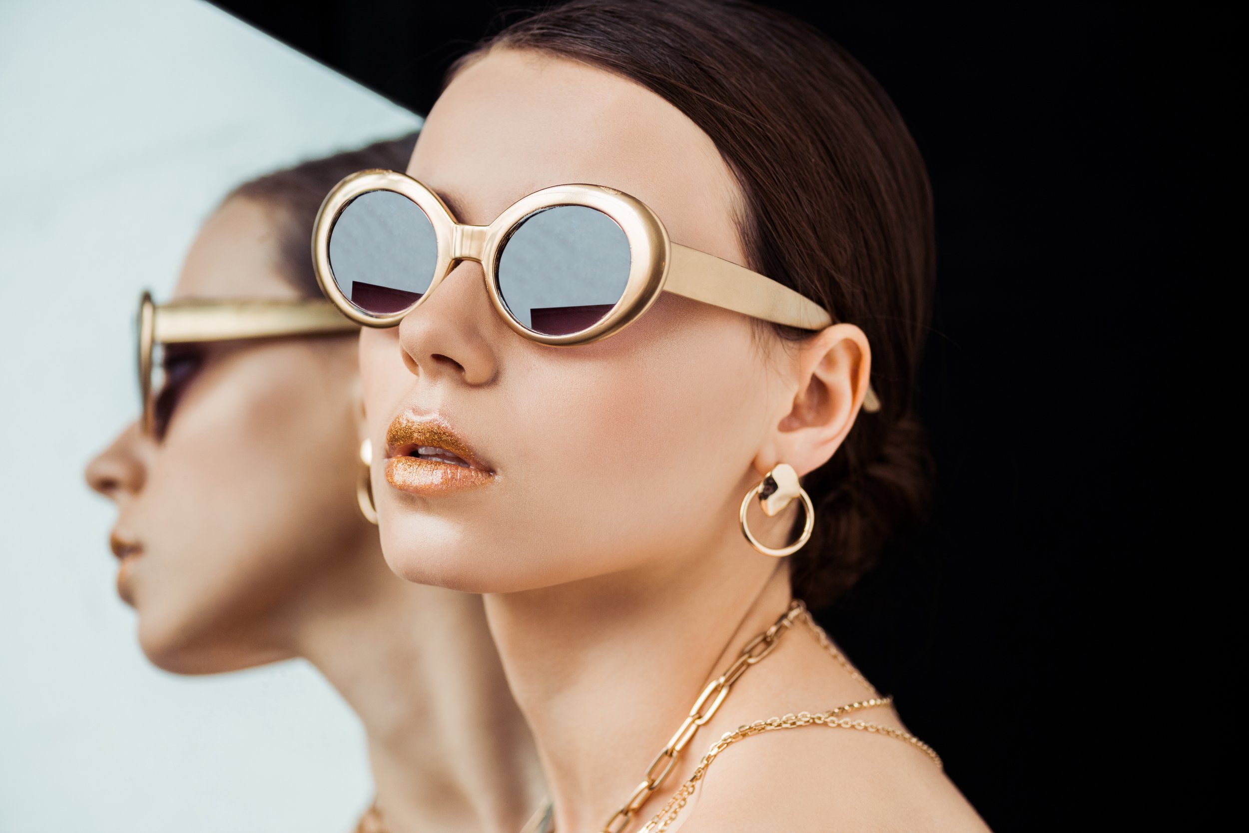 young-naked-woman-in-sunglasses-golden-jewelry-ne-2022-04-01-04-40-23-utc.jpg