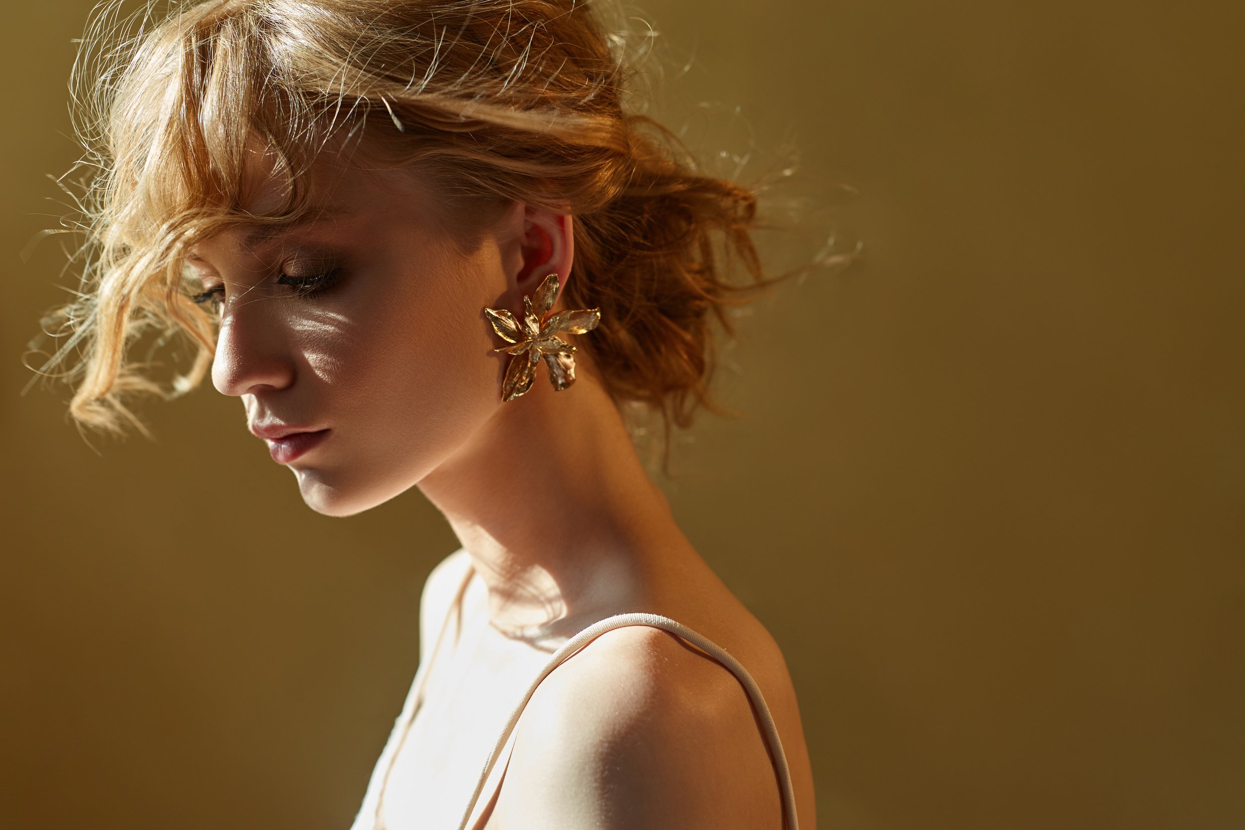 earrings-and-jewelry-in-ear-of-a-sexy-blonde-woman-2021-12-09-15-34-20-utc.jpg