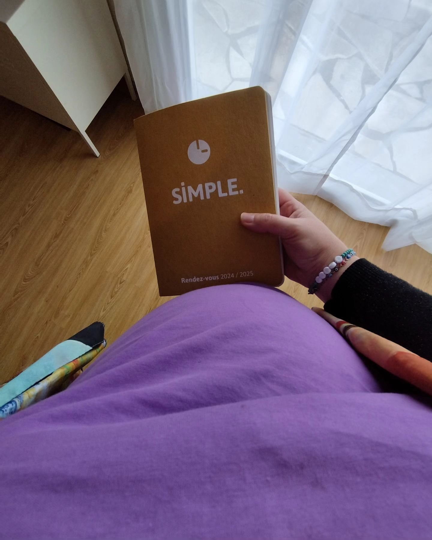 ⏳Simple = 4 semaines de travail avant mon cong&eacute; maternit&eacute;

Moins simple : 

📝Une nouvelle page de ma vie que j'&eacute;cris &agrave; 43 ans et franchement je n'aurais pas pari&eacute; l&agrave; dessus il y a encore 1an

Je sais que cet