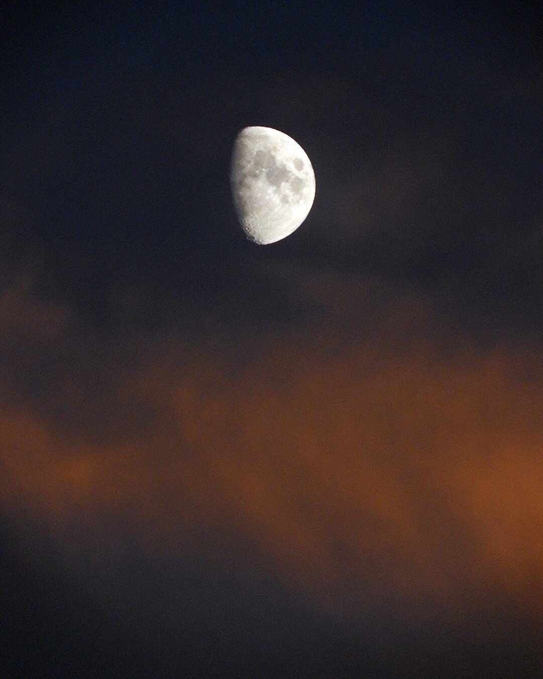 &ldquo; La lune est le r&ecirc;ve du soleil &rdquo; 
.
.
.
.
.
#lune #moon #moonlovers #moonlight #thegreatoutdoors #pornsky #wandern #photooftheday #cloudporn #hikingculture #exploremore #getoutside #alpes #alps #valais #valaiswallis #naturephotogra
