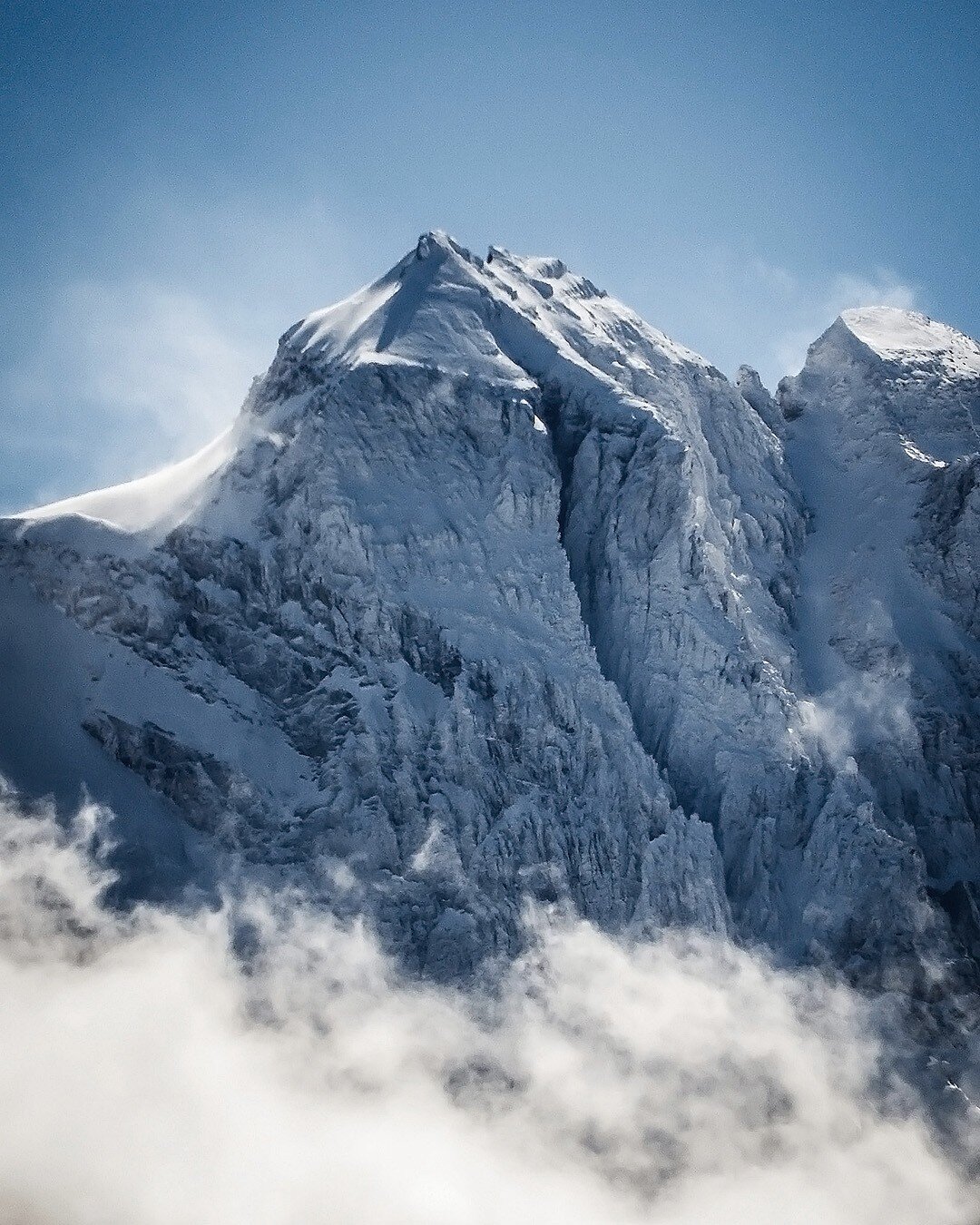 Le sommet de la Cath&eacute;drale (un des sommets des Dents du Midi) photographi&eacute; il y a quelques jours, juste apr&egrave;s la temp&ecirc;te de neige... 
Etonnant comme la neige colle sur les rochers m&ecirc;me &agrave; la verticale !
J'adore 