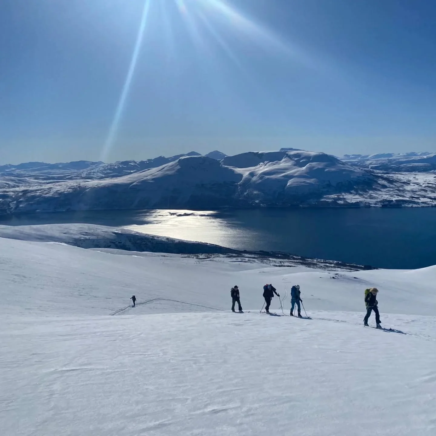 🇳🇴Norvegia arriviamooooooooo!!!!🇳🇴

Dal 12 al 19 marzo ci troverete in trasferta a far sci alpinismo nei fiordi norvegesi, precisamente nelle lyngen alps!❄️❄️❄️❄️
6 giorni alla scoperta di posti e montagne magiche accompagnati da guide alpine!
Ch