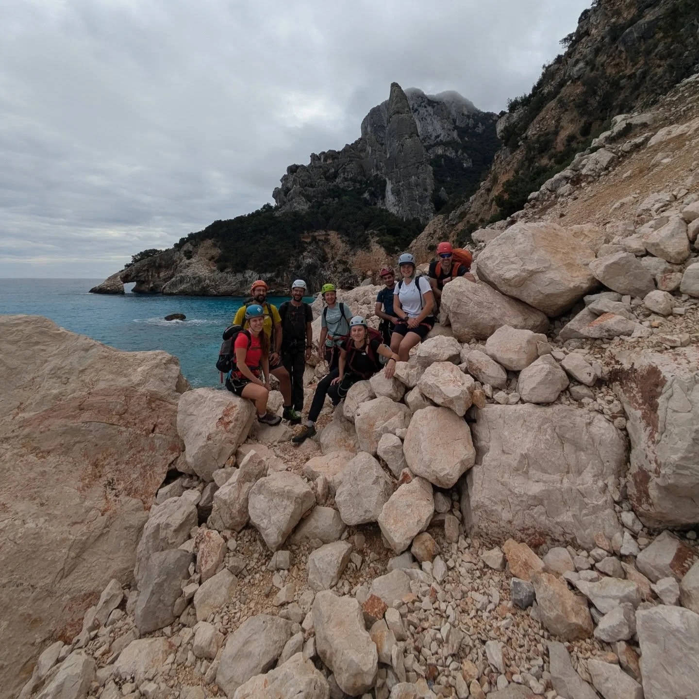 &Egrave; sempre bello tornare in Sardegna, e il selvaggio blu &egrave;  sempre magnifico! Per una settimana ci si dimentica delle comodit&agrave; e si condivide con le persone la semplicit&agrave; del chiacchierare, camminare, far da mangiare, montar