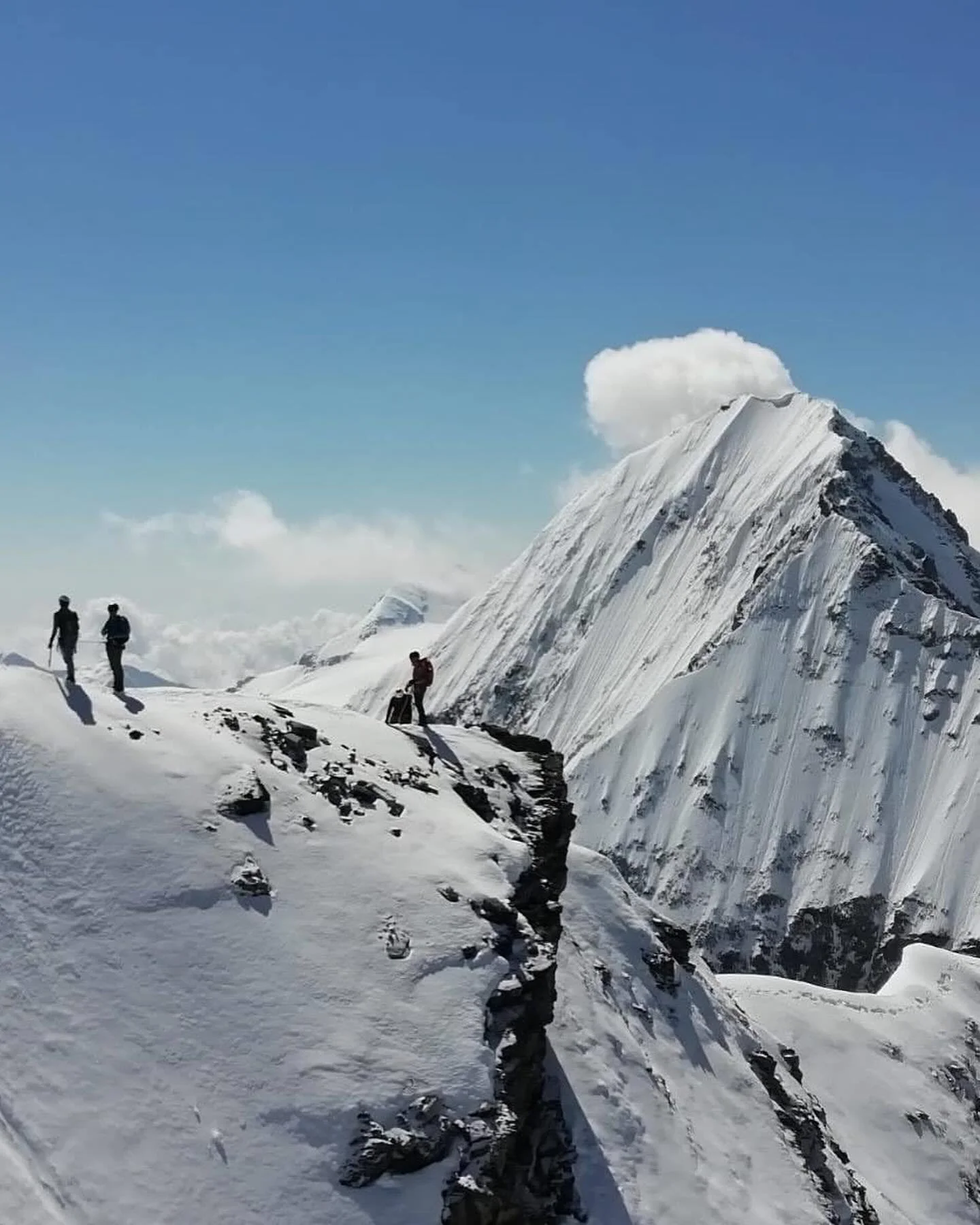 🏔☀️⛏Condizioni ottimali e ultimi 2 posti disponibili per il corso base di alpinismo che si svolger&agrave; il 29 e 30 giugno nel gruppo del Cevedale, pernottando al Rifugio Martello⛺! 
Tecniche di progressione e assicurazione in ghiacciaio ( compres