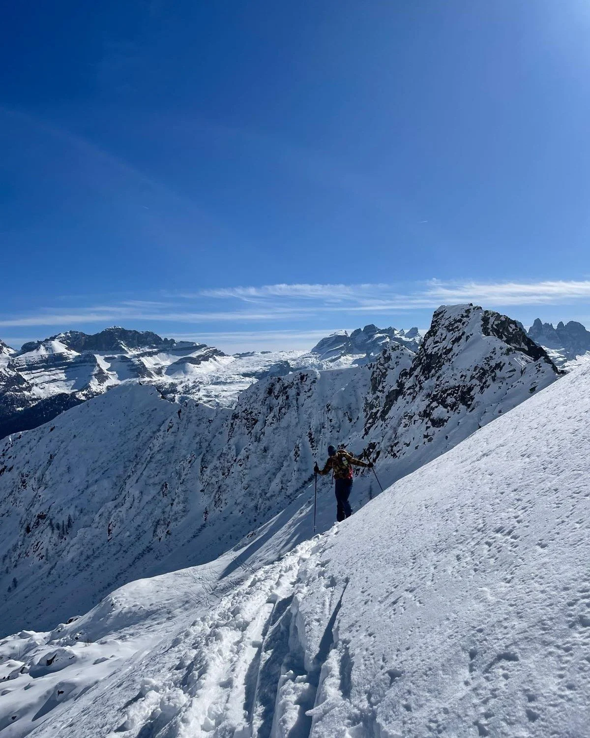 Bye bye inverno... Anzi no!❄️❄️❄️ 
S&igrave; &egrave; vero, abbiamo concluso i corsi  di scialpinismo targati @ambiez_mountain_guides  @paganella_academy  e sono stati bellissimi, ma non abbiamo per nulla intenzione di posare gli sci🎿! Con tutta que