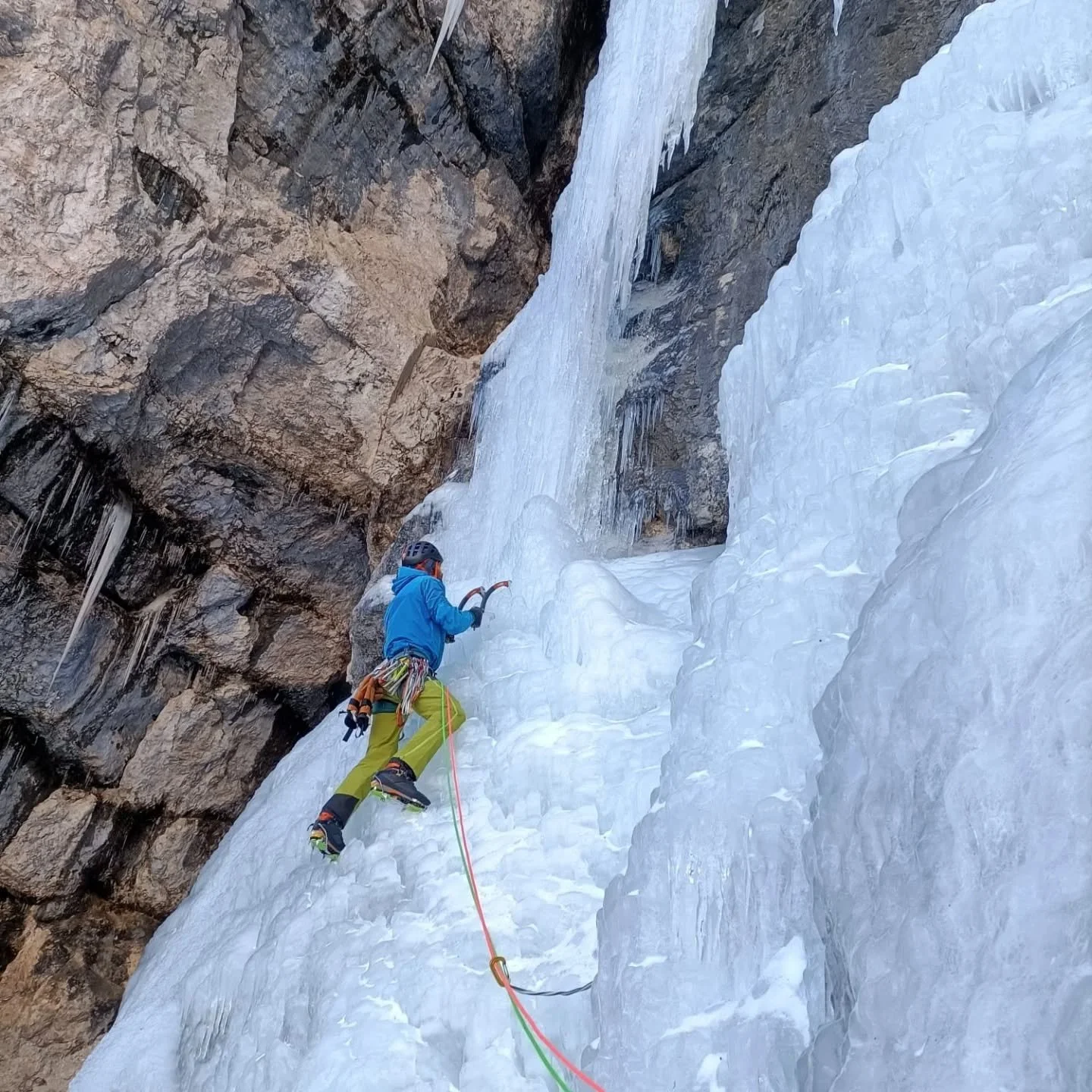 Eeeee si comincia!
Primo corso di arrampicata su ghiaccio in partenza! 
🗓️ 27 e 28 dicembre
Sia per chi &egrave; alle prime armi sia per chi vuole migliorarsi!! Verranno formati gruppetti adatti alle proprie esigenze!
📍 Si svolger&agrave; in zona D