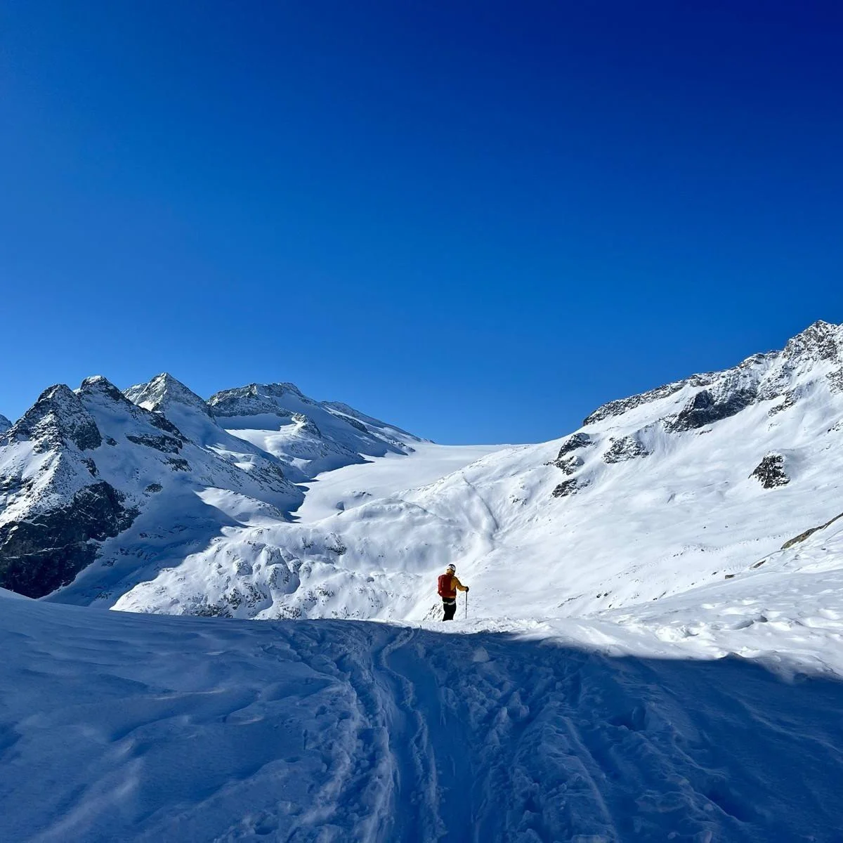Traversata dell&rsquo;Adamello , nel regno del Bianco!
 4 e 5 aprile , una due giorni all'insegna della neve e dell'alta montagna, attraversando il ghiacciaio pi&ugrave; grande d&rsquo;Italia! un must da non perdere tra gli appassionati dello scialpi