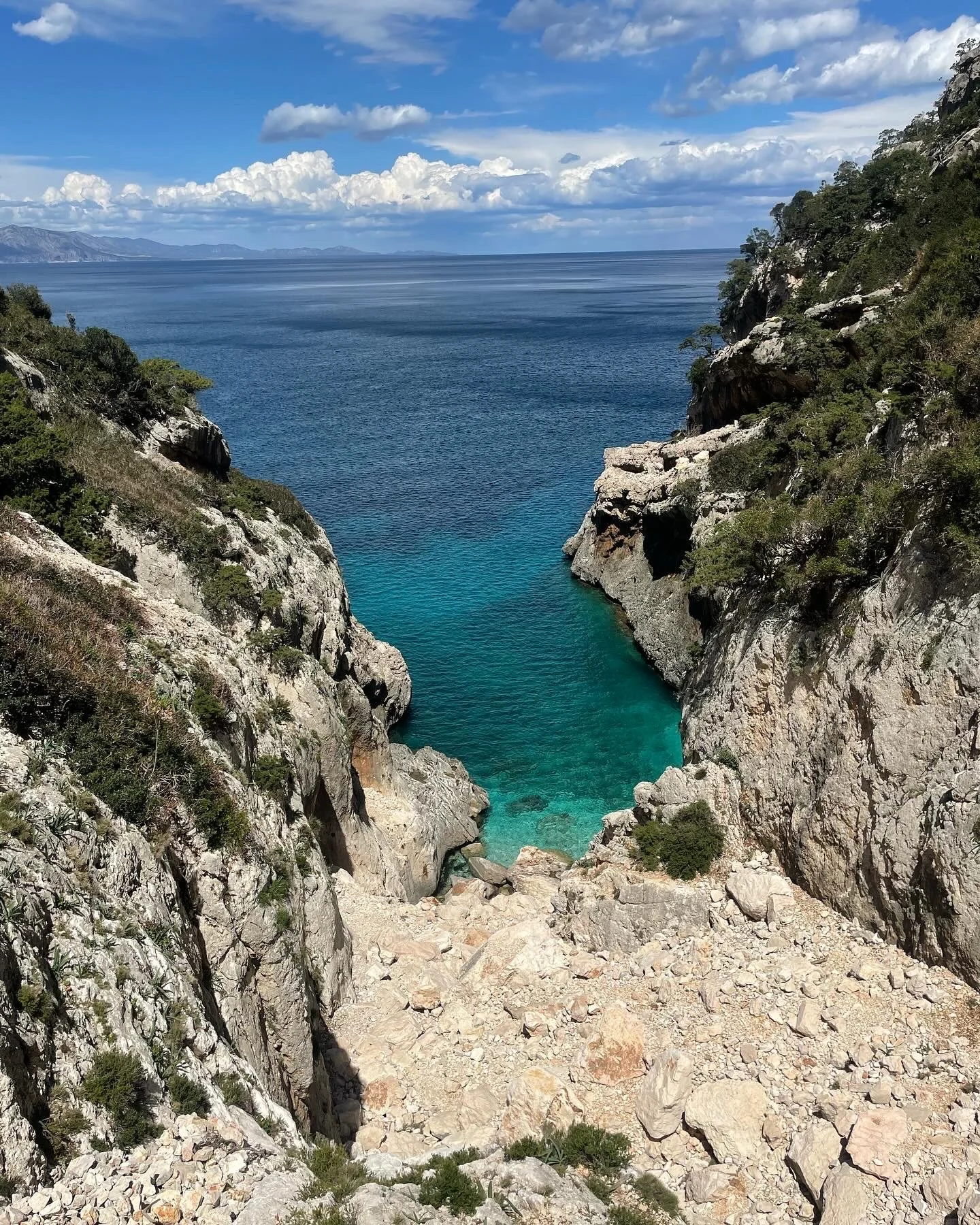 ☀️🏝SELVAGGIO BLU🏝☀️ -  dal 11 al 15 maggio ci spostiamo nella vegetazione mediterranea!
5 giorni di trekking impegnativo lungo le coste pi&ugrave; belle e selvagge della Sardegna.
Un&rsquo;avventura tra mare e montagna con scogliere a picco sul mar