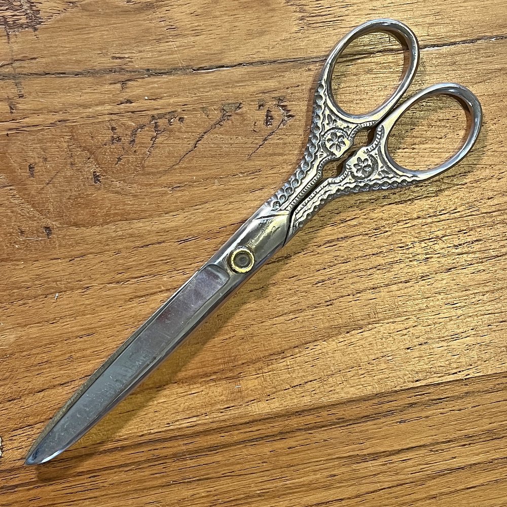 Victorian Sewing Scissors with Daisy Pattern — Green Witch Vintage &  Handmade