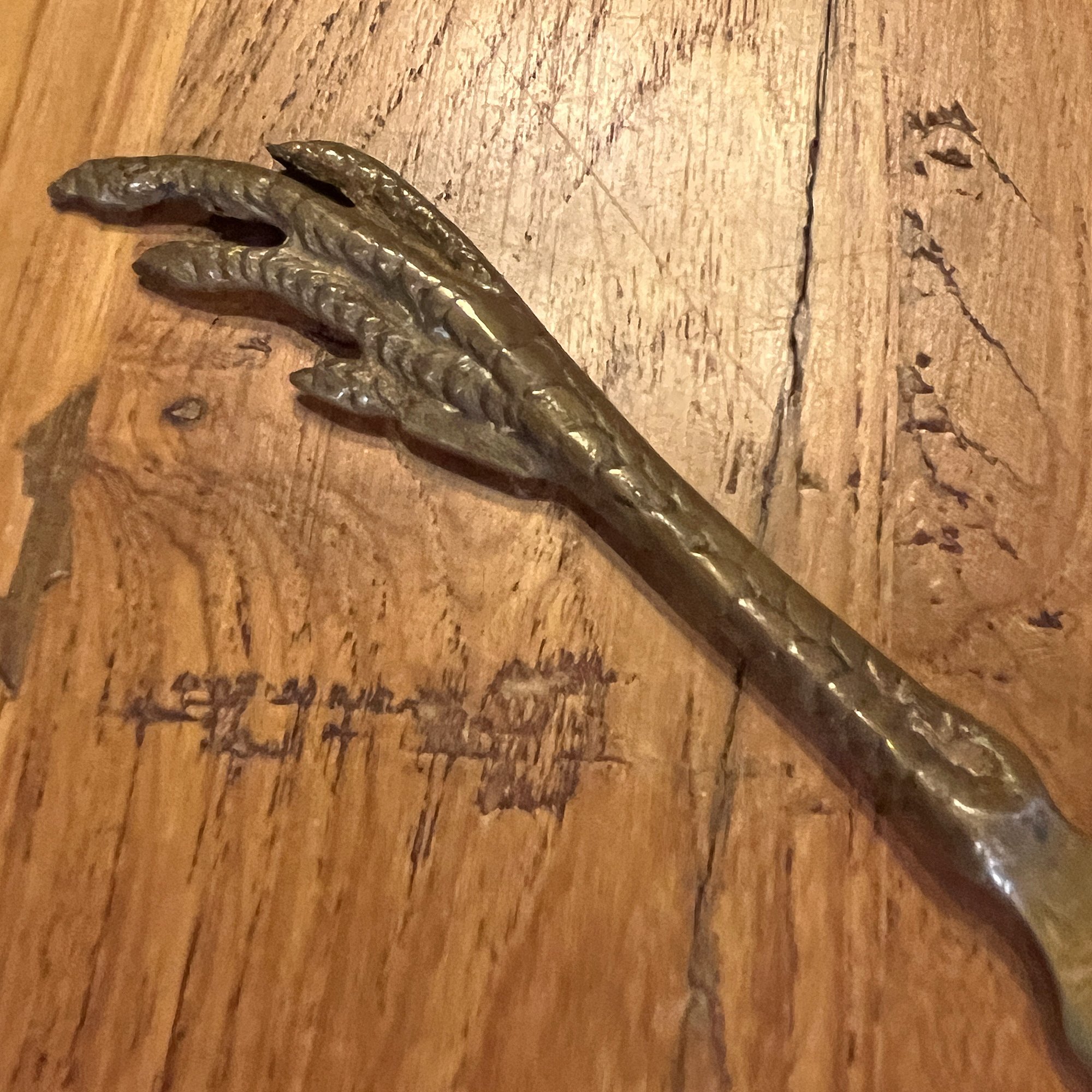 If you missed its Monday release, check out this brass chicken-foot knife/athame. We repaired a slight bend at the knife's tip and cleaned off ages of gunk in our workshop. Great for rootwork or hoodoo practitioners as well as green witches! Visit gr