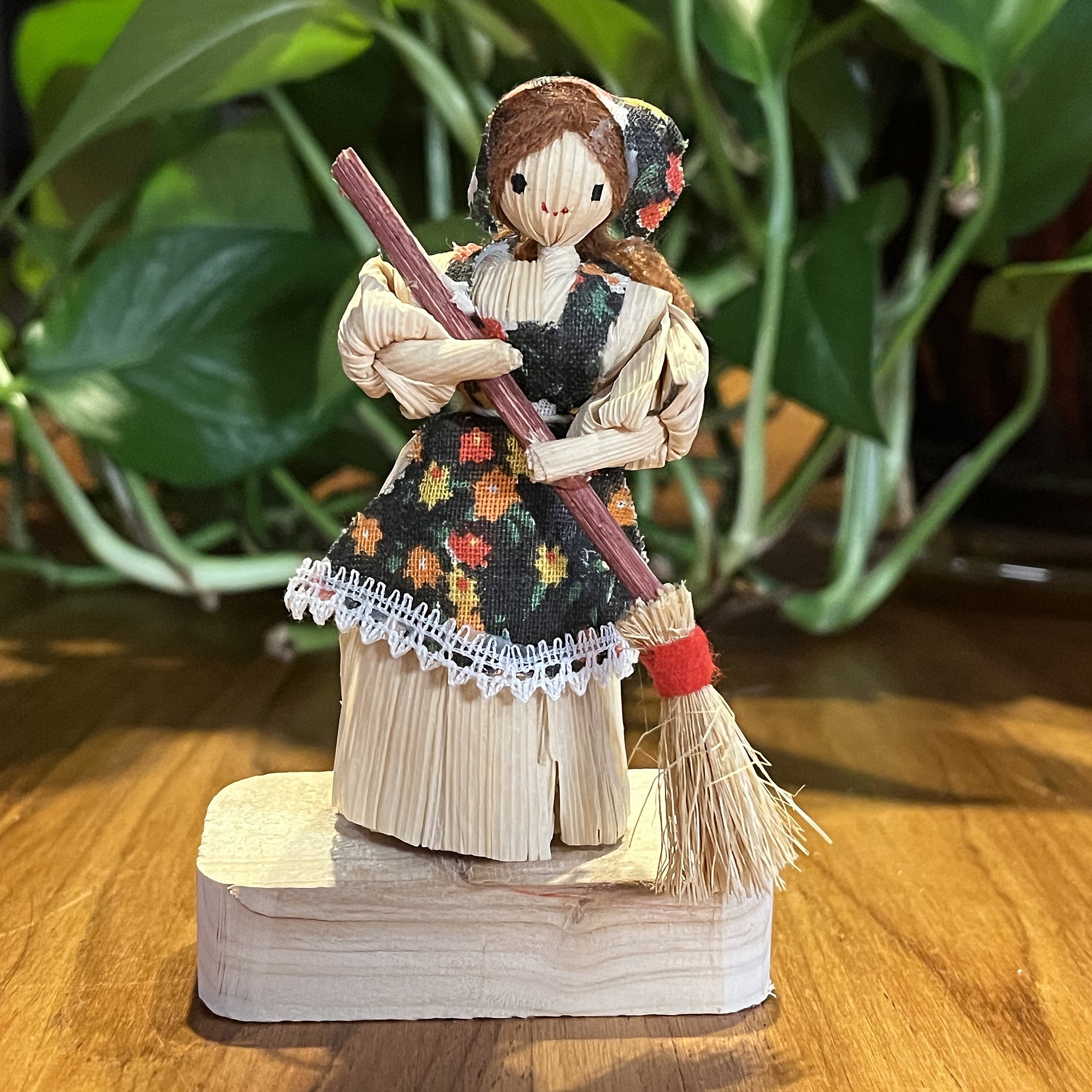 Ritchie Dolls Corn Husk Doll with Broom/Besom