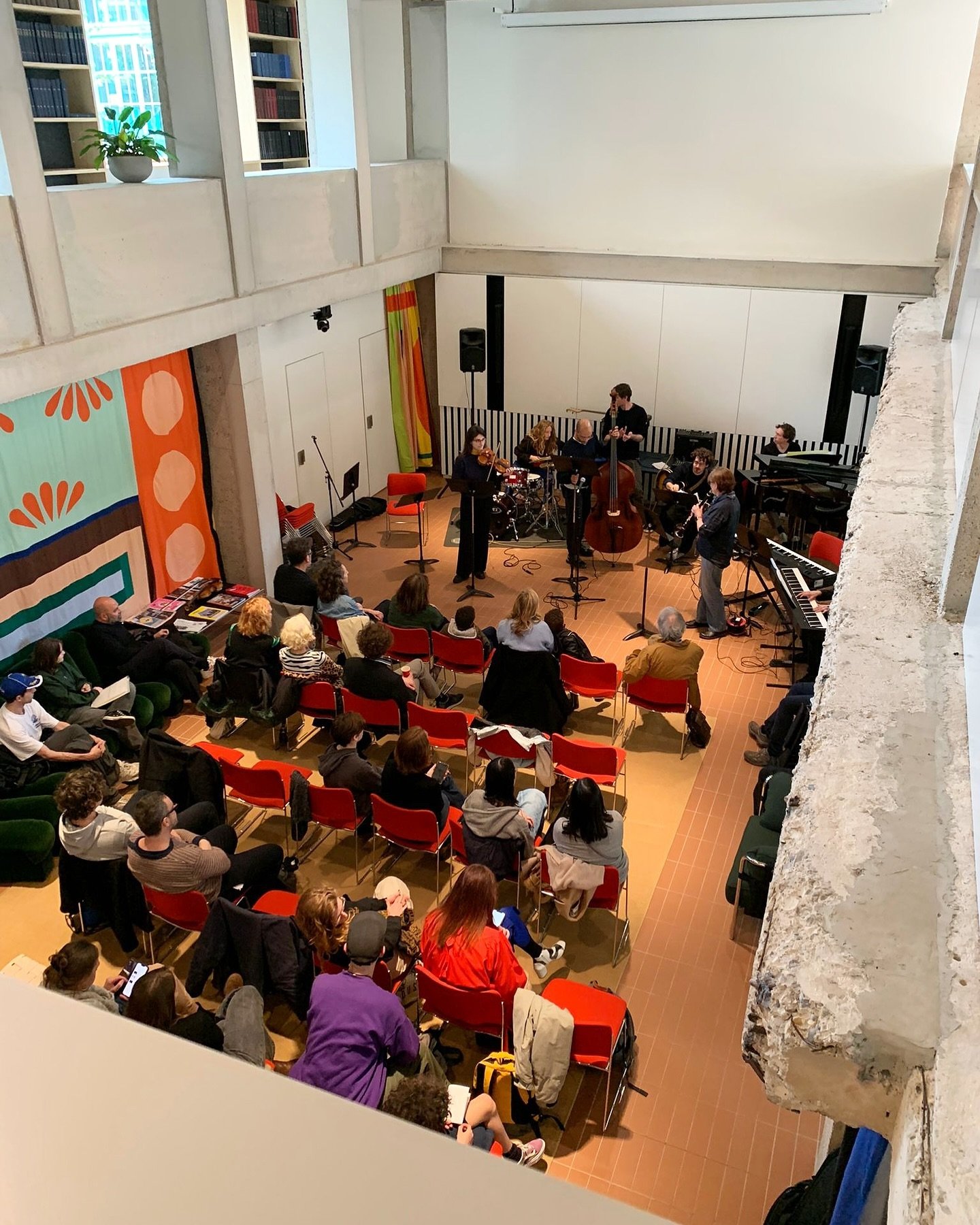 Afgelopen weekend bracht de muziekschool MA&rsquo;GO, onze gewaardeerde buren, een vleugje melodie en harmonie naar onze ruimtes tijdens hun opendeurdag. Terwijl onze coworkingruimte doorgaans vooral vol lopen met gepassioneerde ondernemers, was het 