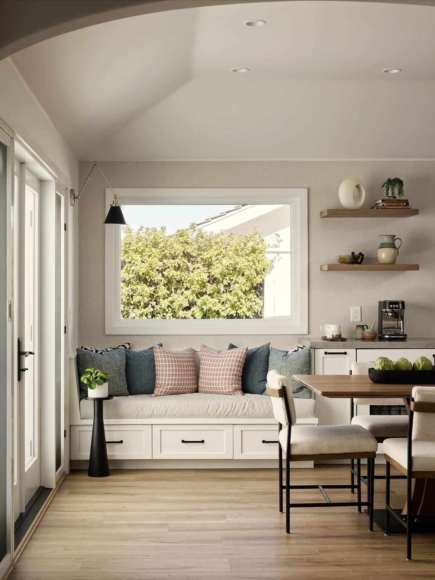 There are certain elements that we love to see in every kitchen nowadays: a dedicated coffee or beverage bar, plenty of large-drawer storage for pots and pans, and cookbook display space, among numerous others.  But have you seen this: a comfy cozy d