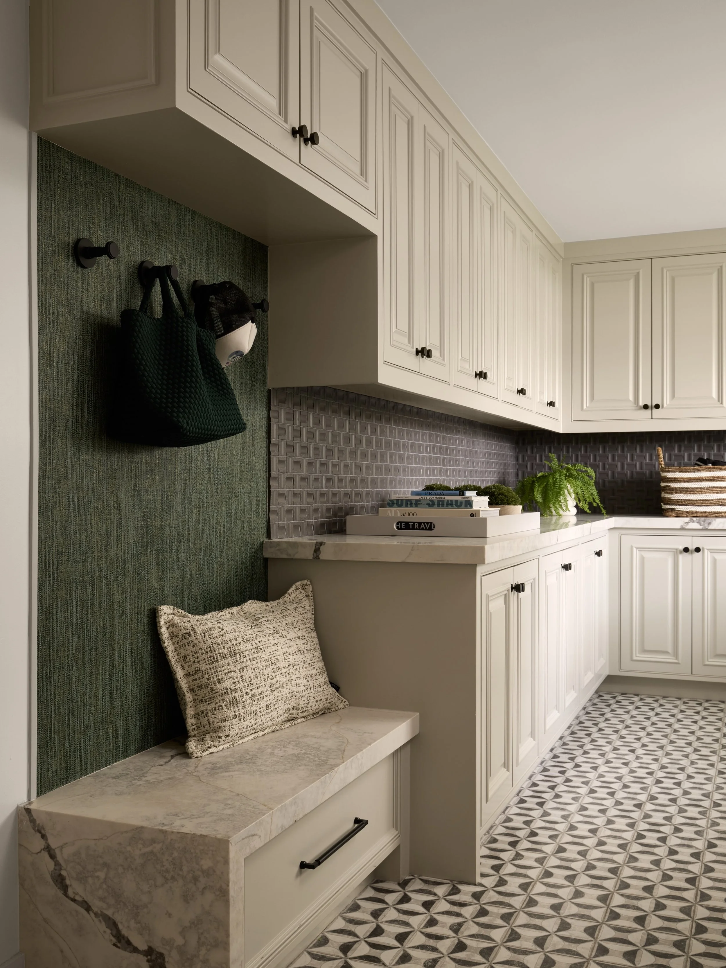 This is the laundry room of my dreams: a place big enough to tuck everything away, a huge sink for cleaning anything I want, lots of natural light and a pretty view. ☀️
📷: @joshbustosphoto 
Design: @anthologyinteriors 
Builder: Pacifico Construction