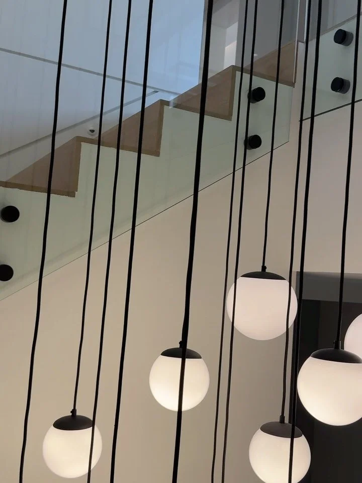Lighting is jewelry for the home and we spend a lot of time making sure we are selecting the perfect pieces for each space: from a 3-story custom stairways cascade to pendants that complete each kitchen. Lighting should never be overlooked! ✨
Photos: