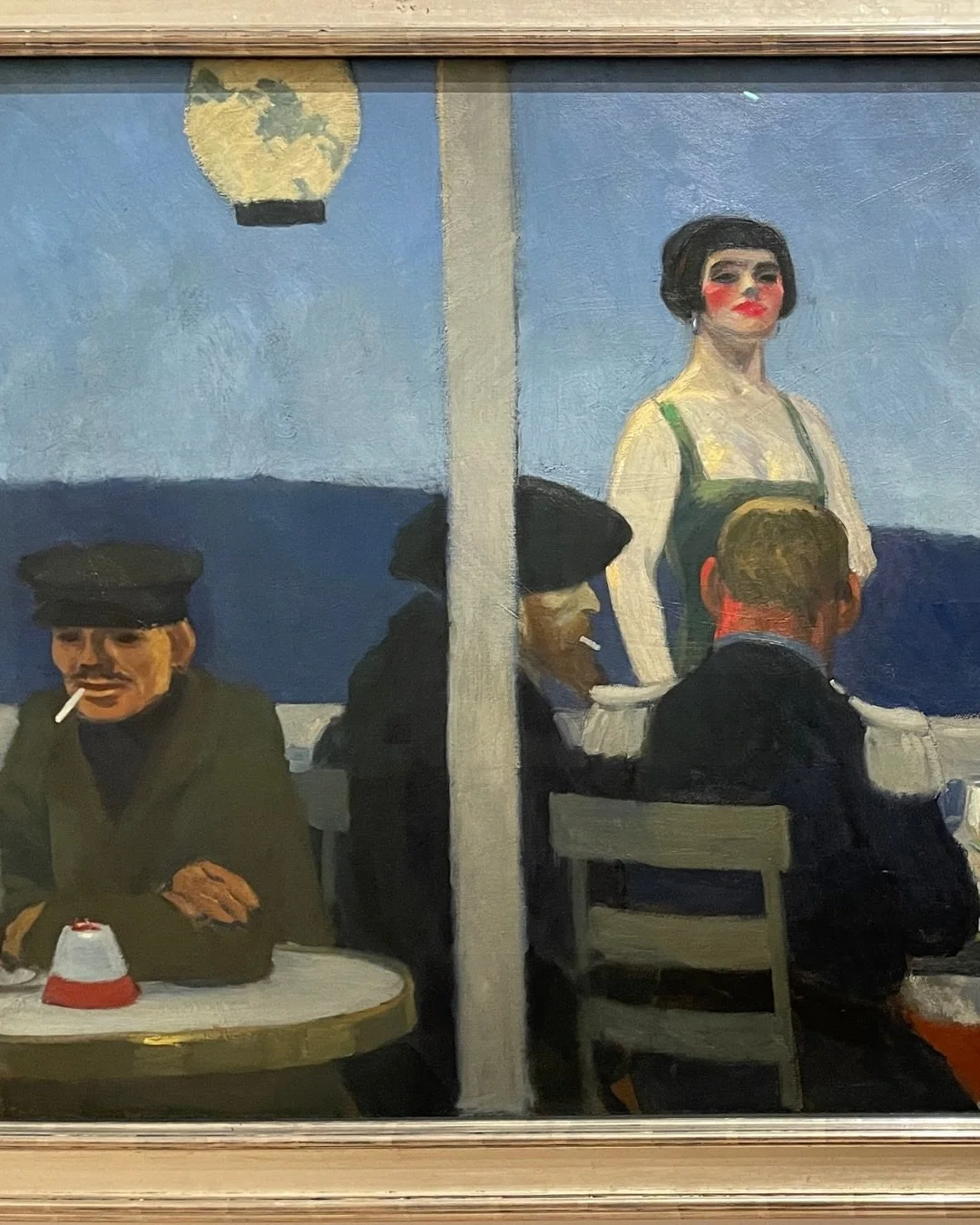 Edward Hopper, Soir Bleu, 1914. 🎨

Una mesa de caf&eacute; al atardecer franc&eacute;s ocupa el formato panor&aacute;mico como si fuera un proscenio. Personajes t&iacute;picos del boulevard &mdash;prostituta, soldado, fl&acirc;neur envejecido, bohem