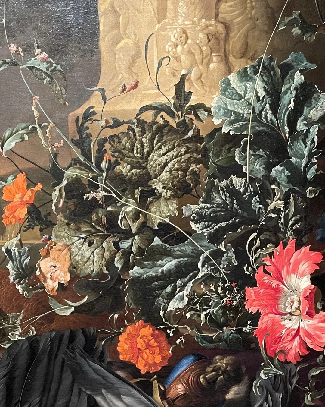 🎨 Esta semana te presentamos la obra de Jan Weenix, Gamepiece with a Dead Heron, 1695. &Oacute;leo sobre tela

Un garza colapsa desde la bolsa de caza, alas plegadas con una elegancia que roza lo teatral. A su lado, aves menores y una gran urna &ldq