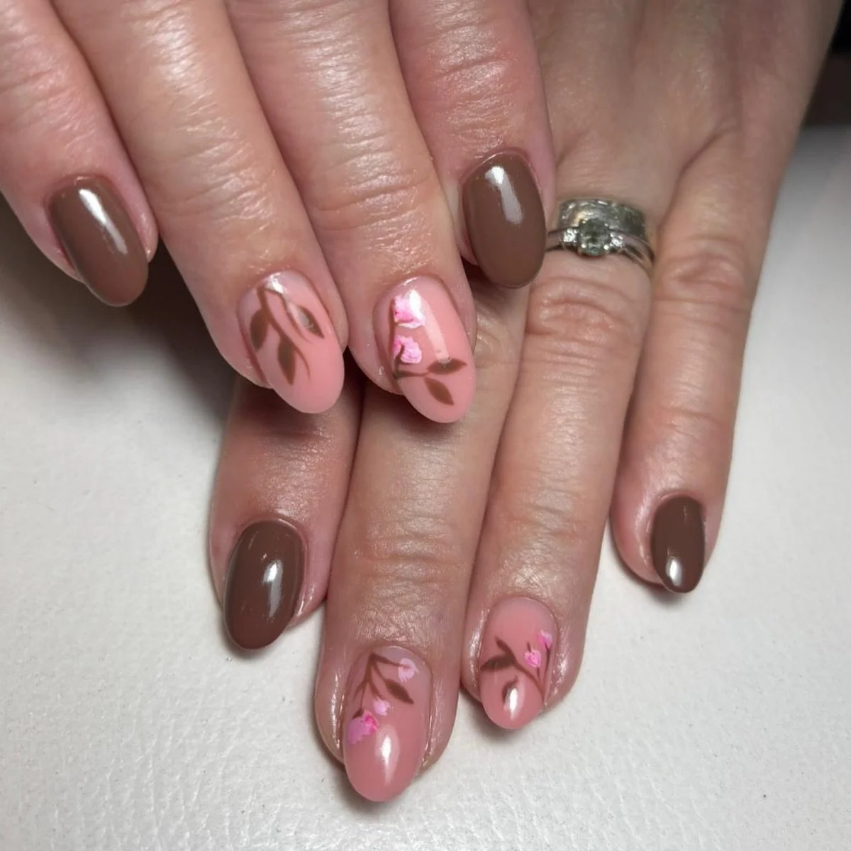 π€Brunette beauty π€
Loving this soft mix of brunette with delicate floral accents — the perfect blend of cozy and chic! πΈ
Swipe for the inspo pic β‘οΈπ
π€Nails by Nikki 
#CheltenhamNails #BeautyByV #NailInspo #NailGoals #NailArtDesigns #Bru