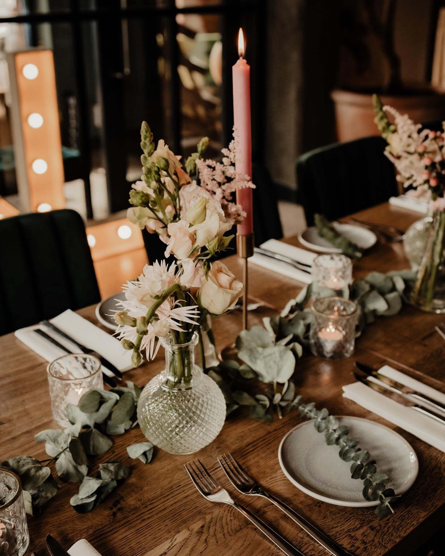 Van die prachtig ingedekte tafels, ik vind het altijd zo tof! 
Iemand die toevallig zin heeft om met kerst mijn tafel thuis zo te komen stylen? #youneverknow 

#lensbweddings 

#weddingphotography  #theysaidyes #weddingphotographer #bruidsfotografie 