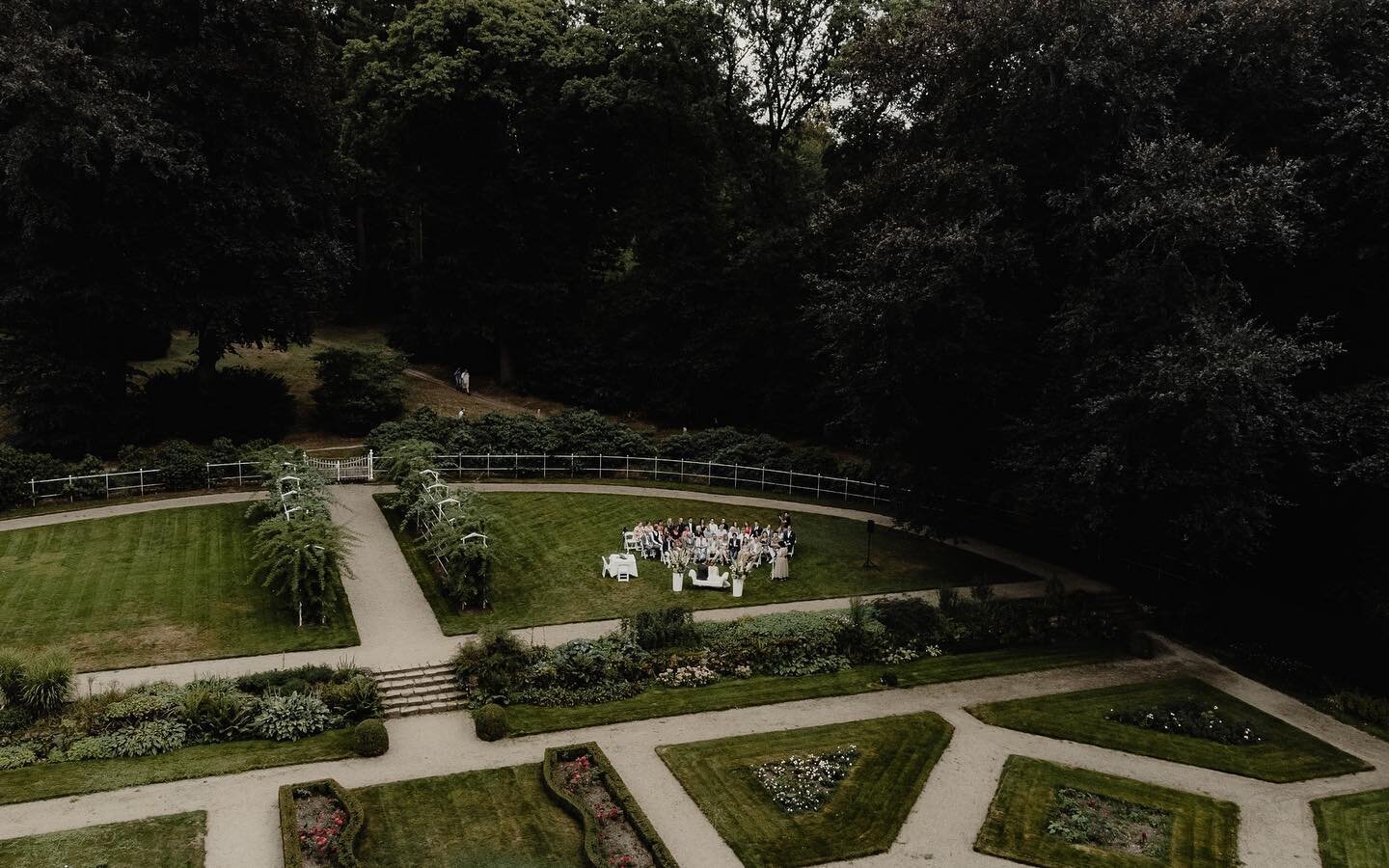 Het trouwseizoen is weer in volle gang en wat is het genieten! 

Ook dit jaar neem ik, zodra het kan, mijn drone mee om een rondje te doen bij de trouwlocatie. 

Deze foto is gemaakt tijdens de ceremonie op de prachtige locatie @oranjeriegrootwarnsbo