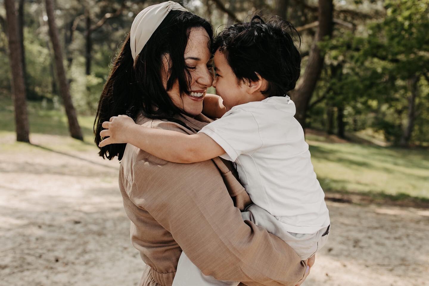 Op Moederdag mocht ik deze prachtige mama fotograferen. 

Wat een plezier en wat een liefde! 

#lensbfotografie 

#lensbfamily 

#gezinsshoot #gezinsfotograaf #gezinsfotografie #familyshoot #lifestylefamilyphotography #lifestylefamilyphotographer #ki