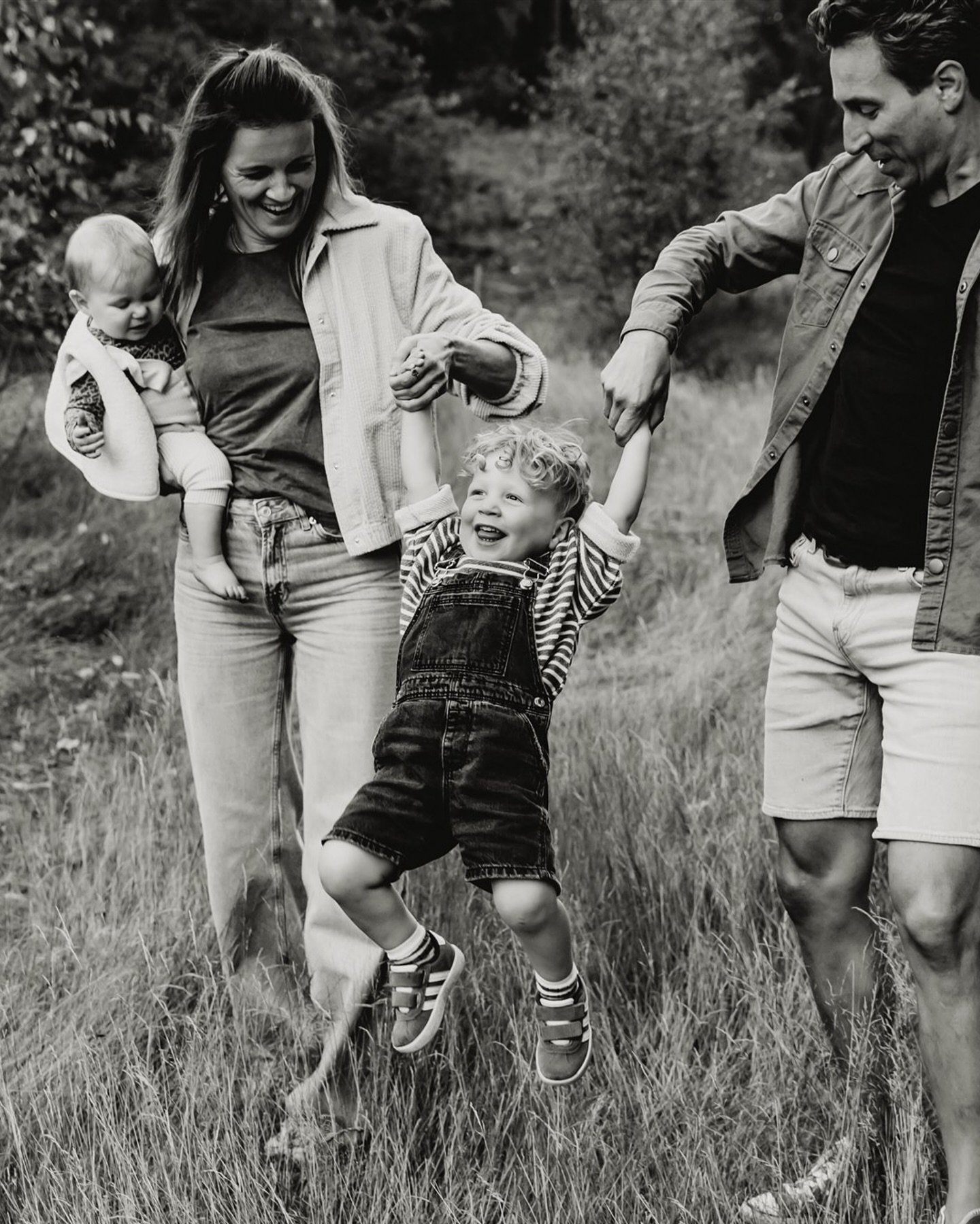 Elke foto heeft een eigen verhaal&hellip; 

Klaar voor een serie vol kleine verhaaltjes? 

#gezinsshoot #drunenseduinen #gezinsfotografie #momentenvastleggen #liefdevoorfotografie #familiefotografie #buitenshoot #herinneringenmaken #fotoshootgezin #n