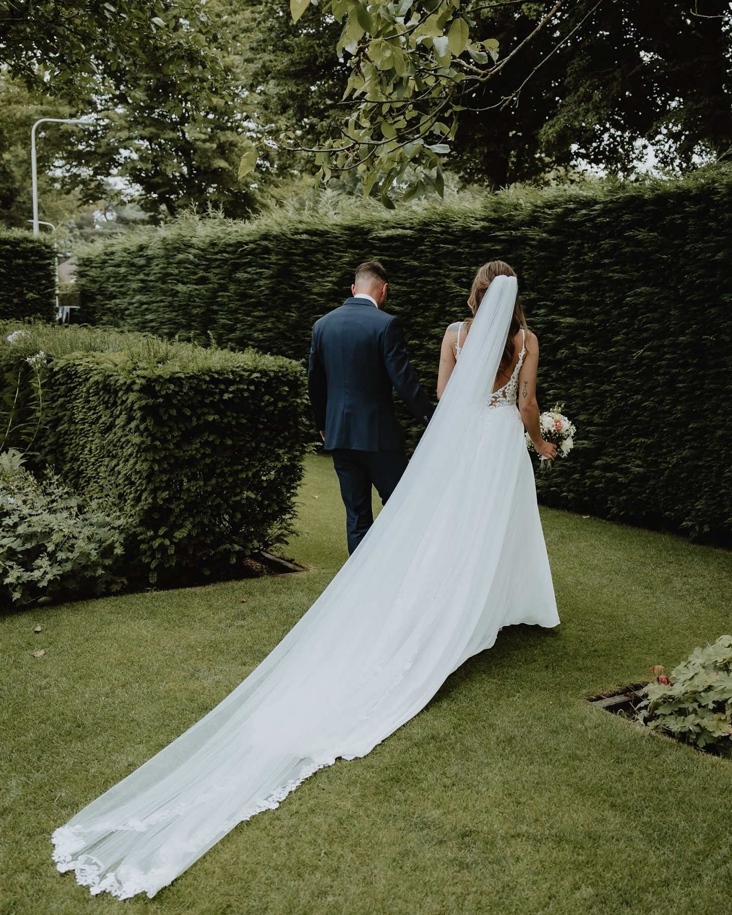 Trouwen in de tuin en een knalfeest op een van de mooiste plekjes van Tilburg! 

Vorige week vrijdag mocht ik deze prachtige bruiloft fotograferen in mijn eigen fijne stad.
Met een Belgisch tintje eraan, dat wel want de bruidegom is geboren bij de zu