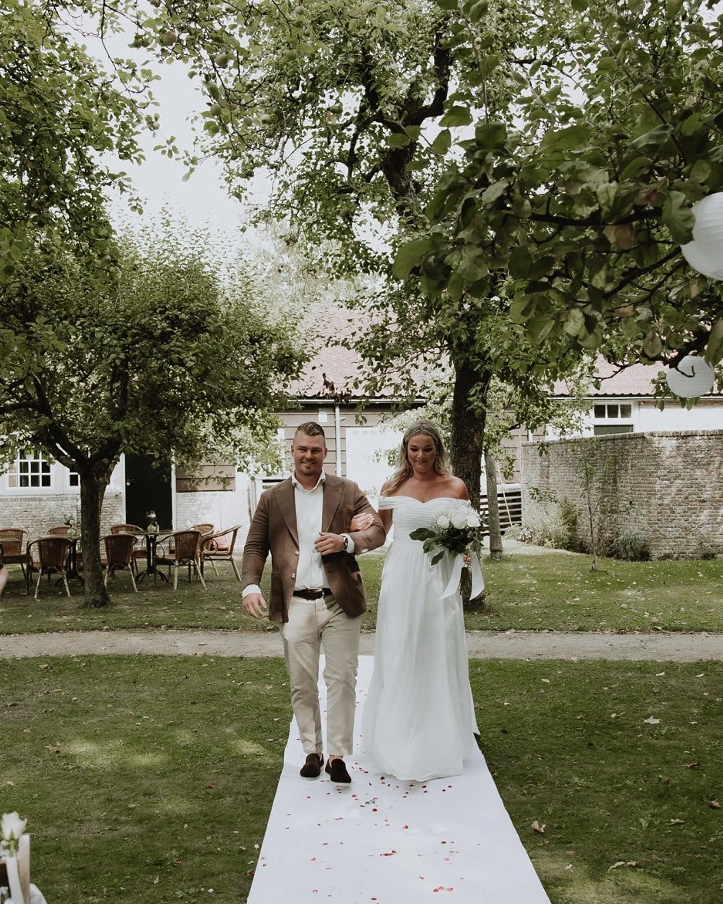 Twee weken geleden mocht ik bij de intieme bruiloft zijn van deze twee, met een handjevol familie op deze prachtig mooie plek! 

Je snapt: in het mooie Heusden liepen we later op de dag nog een rondje voor mooie foto&rsquo;s. Die deel ik binnenkort z