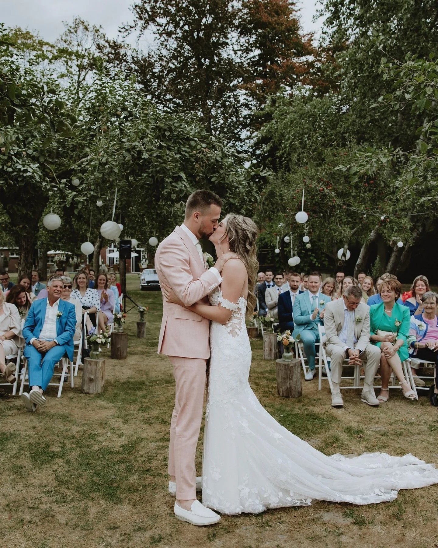 Zo&rsquo;n bruiloft die je niet in 1 post kan samenvatten&hellip;. 

Wat heb ik genoten van de prachtige dag van @nenahendrickx_  en Luc. 

Van whiskey in de ochtend naar &lsquo;small talk&rsquo; van ceremoniemeesters tijdens de shoot. 
Een ceremonie