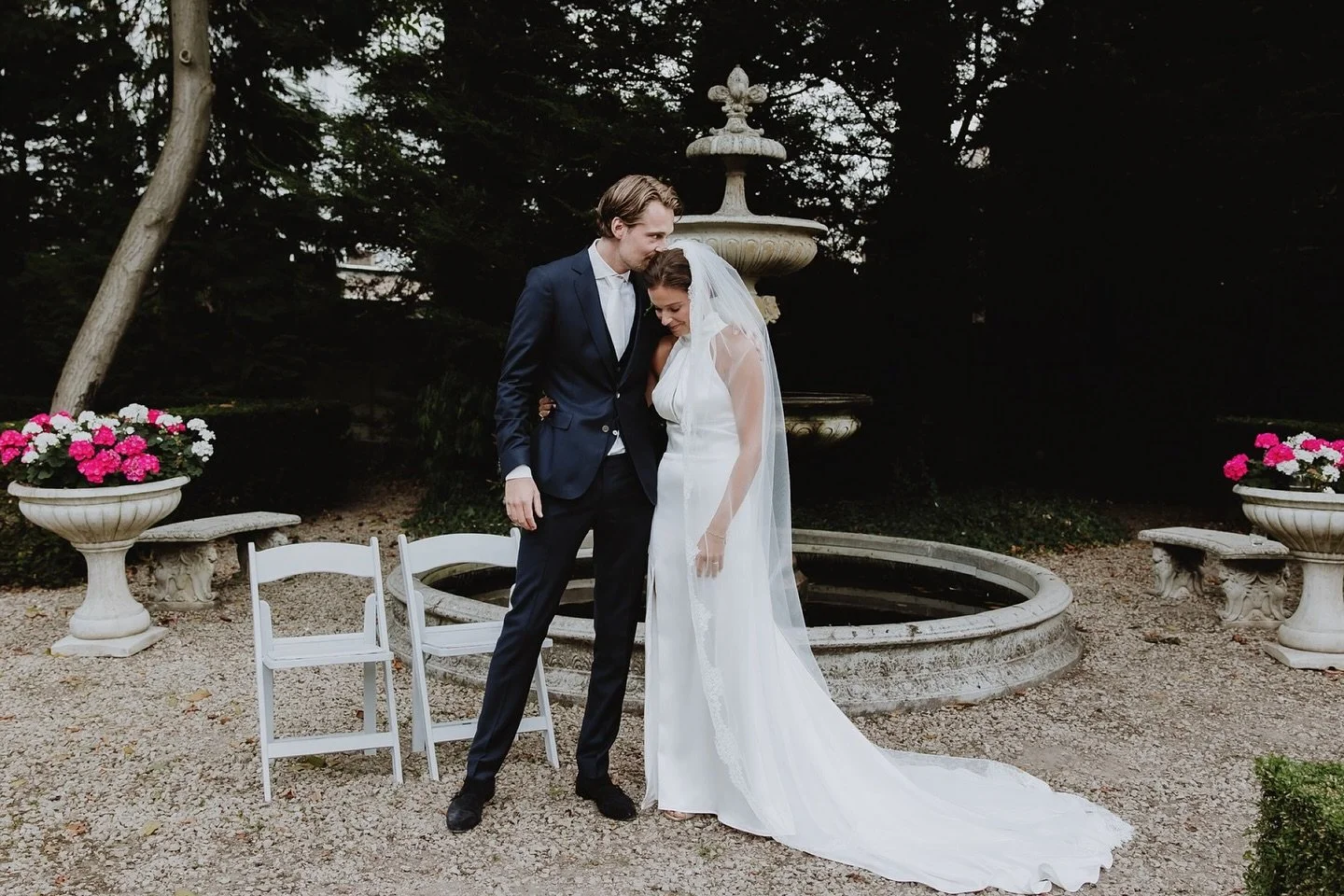 Even terug naar deze speciale dag in september, toen deze 2 echte kruiken elkaar het ja-woord gaven. 
Op een zonnige dag in Italiaanse sferen, vol speeches, lekker champagne, een lach en een traan. 
Een feestje voor mij als fotograaf om dit vast te m