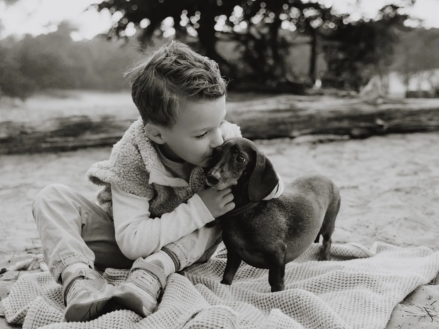 Als je allerliefste vriendinnetje ook mee op de foto mag&hellip;
Enorm leuk dat ik al meerdere gezinnen mocht fotograferen met hun hond erbij! 

We hebben vorig jaar zelf ook foto&rsquo;s laten maken met onze teckel Ollie, vlak voor haar overlijden e