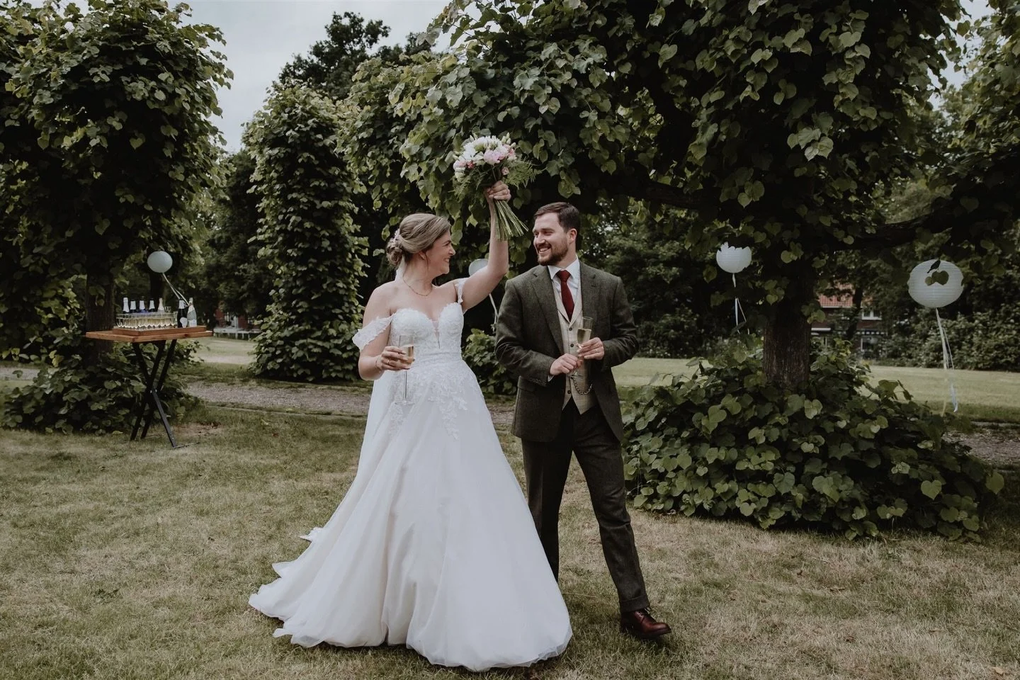 Klein terugblikje naar deze prachtige dag in juni! 

Op dit moment heb ik nog 2 plekken vrij in 2026, gaan jullie trouwen en zoek je een enthousiaste en ervaren trouwfotograaf! 

Daag geheel vrijblijvend mijn brochure aan via DM of link in bio! 

Lie