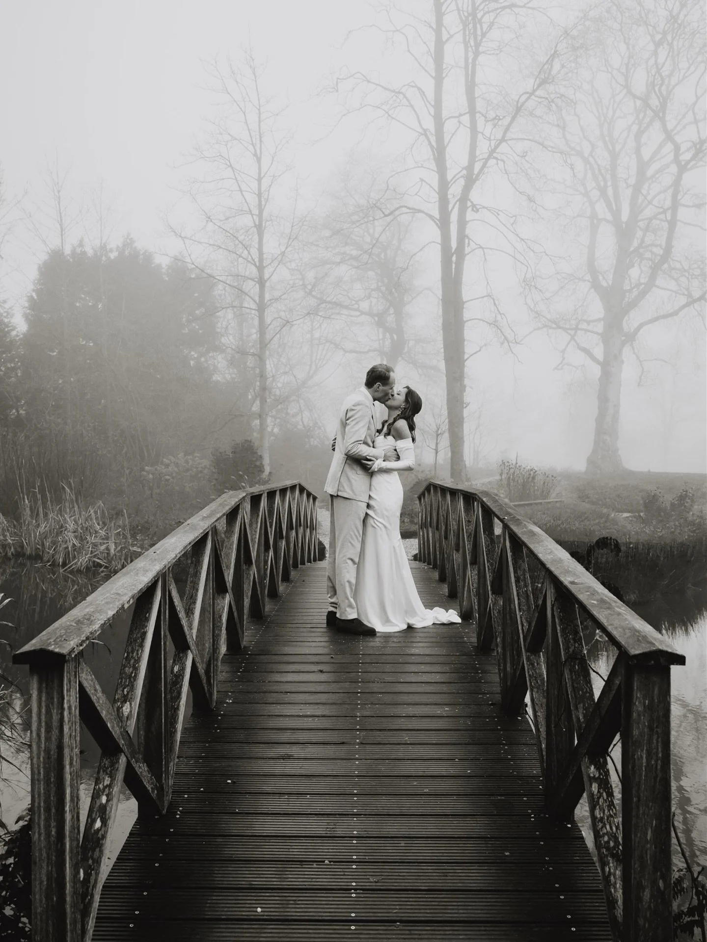 &bull; WINTER WONDER WEDDING &bull; 

Trouwen in de winter, ik zou iedereen willen overtuigen om ervoor te gaan want kijk naar deze foto&rsquo;s&hellip;. 
Wat een sprookje was deze dag. 
Ok&eacute;, die mist kan je natuurlijk niet bestellen maar het 