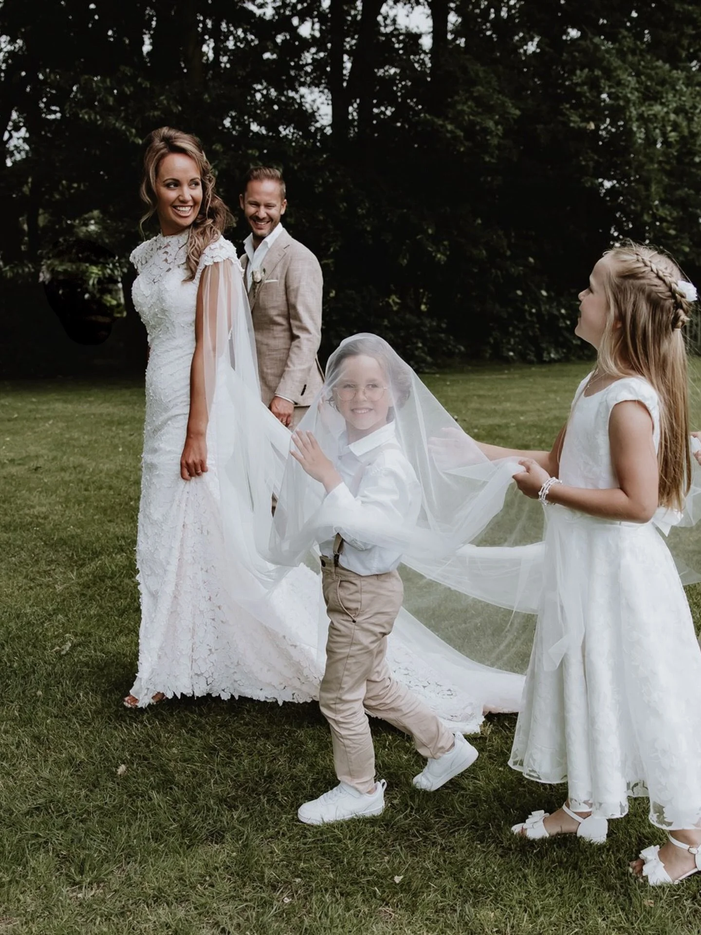 Hoe leuk is het om je trouwdag met het hele gezin samen te beleven! 

Dit lieve gezin deed het, heerlijk om ook de dag door de ogen van de kinderen vast te mogen leggen. 
Met veel focus op de taart 😅 

 Locatie ceremonie: @hetbuytenhuys 
Locatie fee