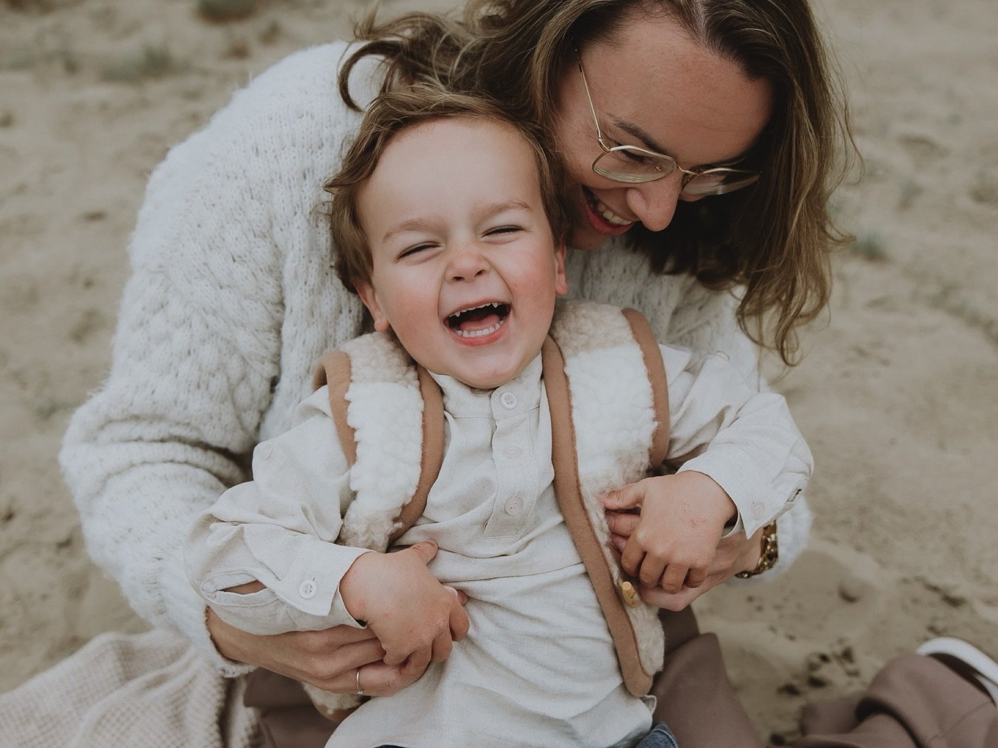 De agenda voor 2026 is geopend!! 

Of je nu op de foto wilt met je zwangere buikje, met je gezin met pre-pubers, met je aanstaande verloofde of als mama gewoon lekker alleen met je kindje. 

In 2026 hoop ik weer heel veel leuke en lieve mensen voor m
