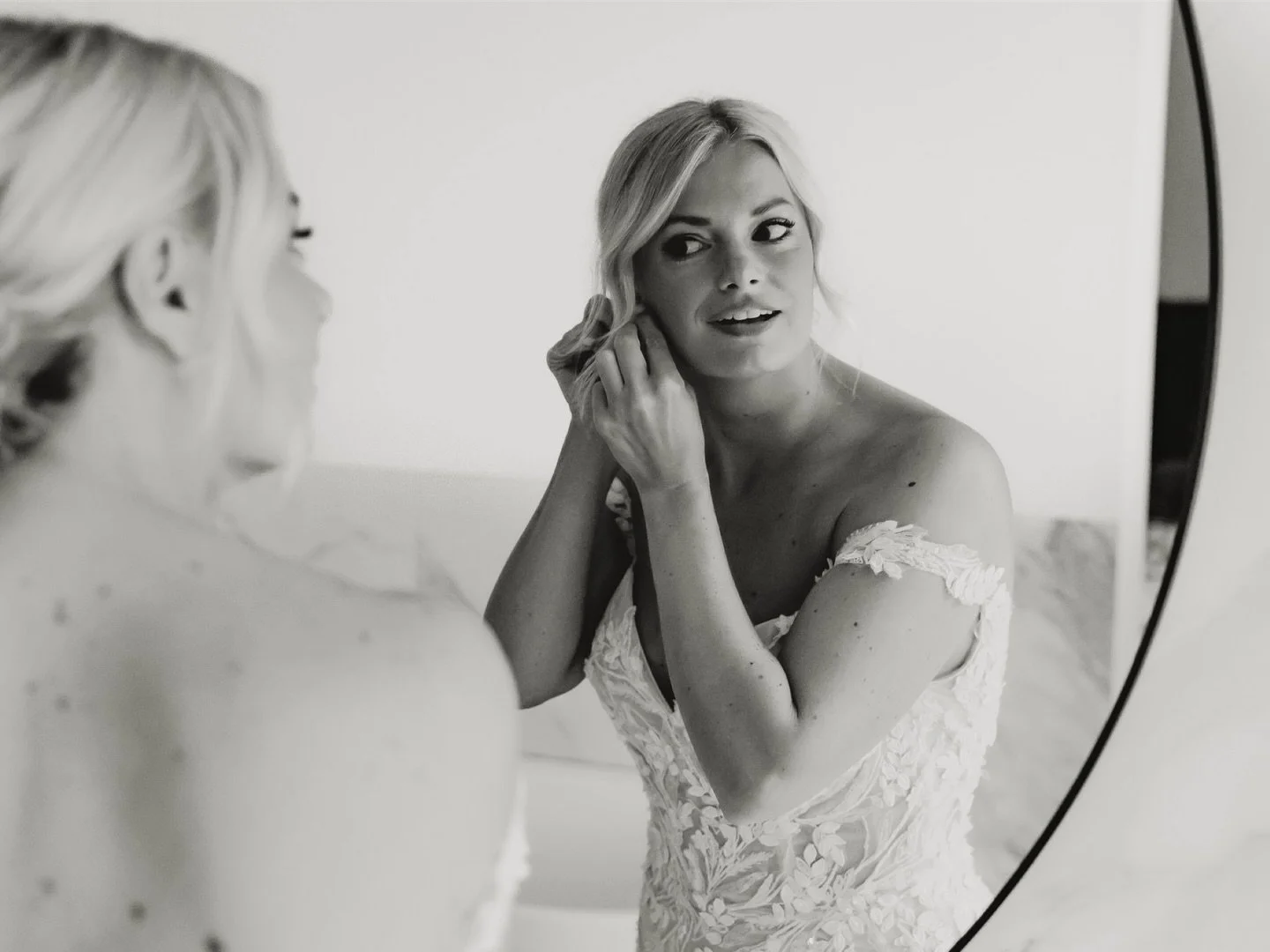 Dit lieve stel koos ervoor om zich beide thuis voor te bereiden, ideaal voor mij natuurlijk want zo kan ik van allebei vastleggen wat er die ochtend gebeurde. 

Het is altijd een verrassing, wie is er heel zenuwachtig en wie is juist super relaxt. 
M