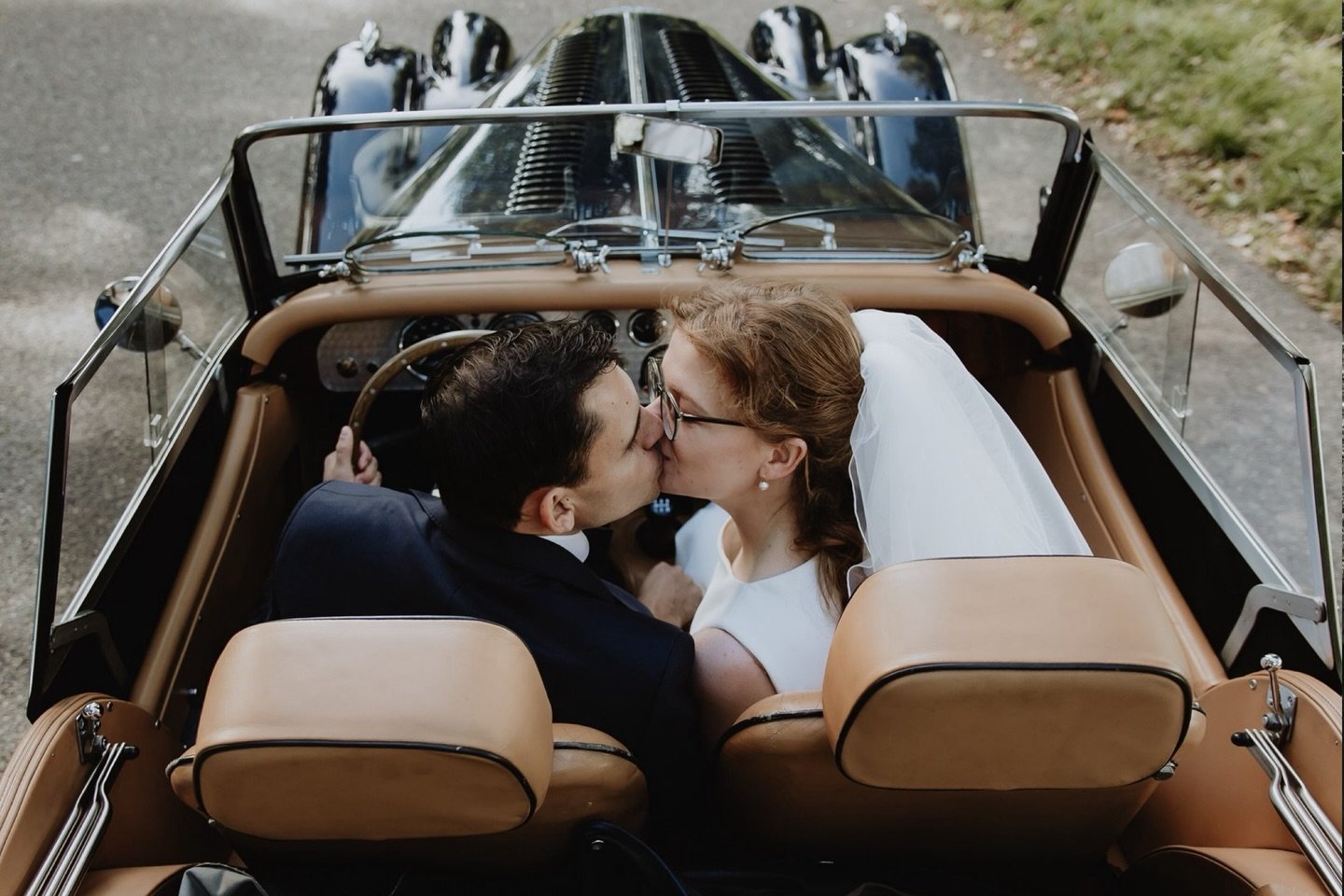 Elke bruiloft heeft z&rsquo;n eigen verhaal en dat is precies waarom ik nooit in &eacute;&eacute;n stijl te vangen ben 

Ik kijk naar wie jullie zijn, naar de kleine en grote dingen, naar mensen om jullie heen.

Naar hoe een dag &eacute;cht voelt, in