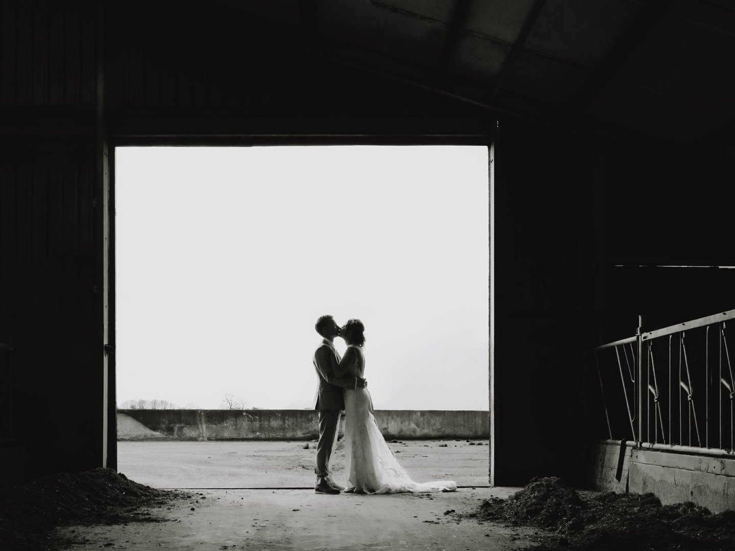 Afgelopen vrijdag mocht ik de fantastische boerderijbruiloft van Lisanne en Jorn vastleggen. 

De schuur was helemaal omgetoverd tot trouwlocatie en met de kalfjes in de stal ernaast gaven zij het ja-woord in hun eigen achtertuin. 

Met veel vrienden