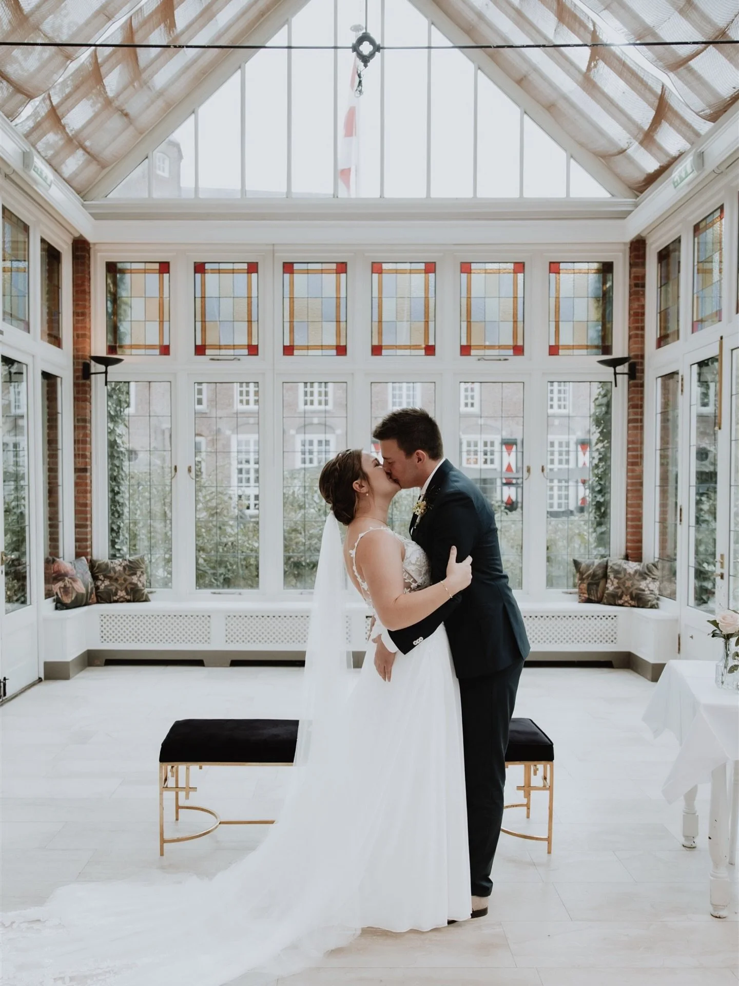 Deze ceremonie locatie stond nog op mijn wishlist!  Eerder mocht ik hier al een zomerse bruiloft in de tuin fotograferen en in het najaar is deze serre dan wel &eacute;cht een perfecte setting. 

Tel daarbij op dat het hele landgoed prachtig is, dat 