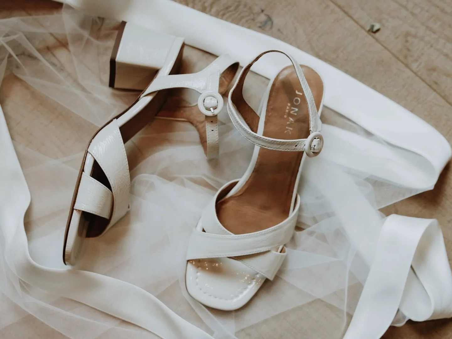 Van champagne moment bij de voorbereidingen tot een flashmob van alle gasten op het feest. 
Kijk mee met de prachtige dag van Timo en Naomi bij @mereveld_utrecht!