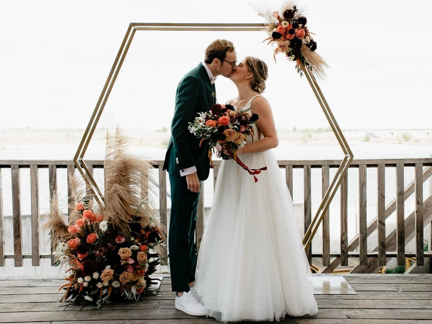 Wist je dat ik al sinds 2018 bruiloften fotografeer? 
Yep, het jaar dat ik ook voor de 2e keer moeder werd&hellip;. Chaos! Haha 

Ik zat lekker door mijn fotorol te scrollen en kwam zoveel fijne herinneringen tegen, zoals de bruiloft van Bram en @_by