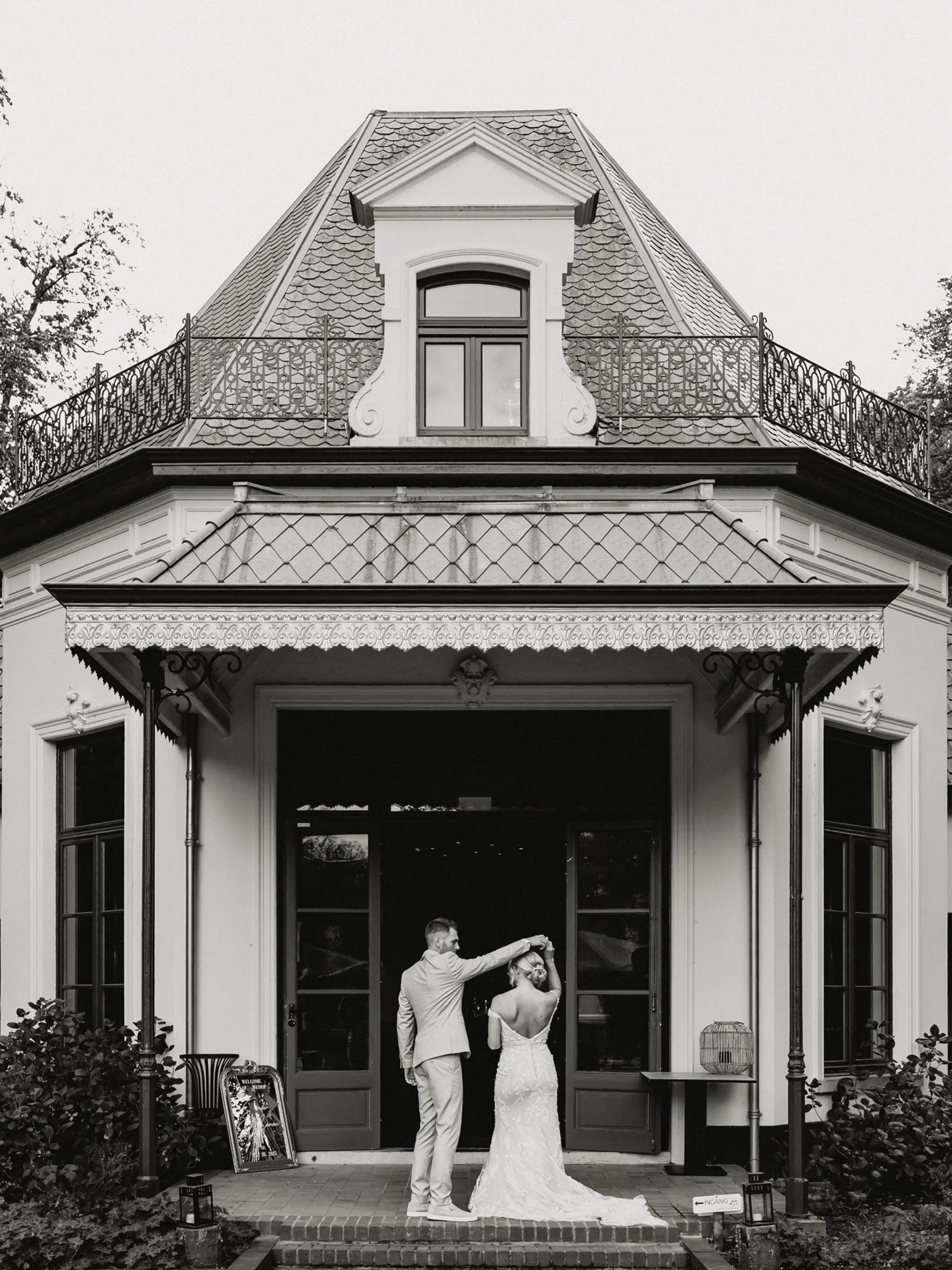 Happy anniversary! 

Alweer 1 jaar geleden dat ik de mooiste dag van Manon en Sander vast mocht leggen. 
De voorbereidingen fijn in hun eigen huis, een klassieke &lsquo;trouw&rsquo; in het Belgische stadhuis, een borrel bij @villa_vredelust en tot sl