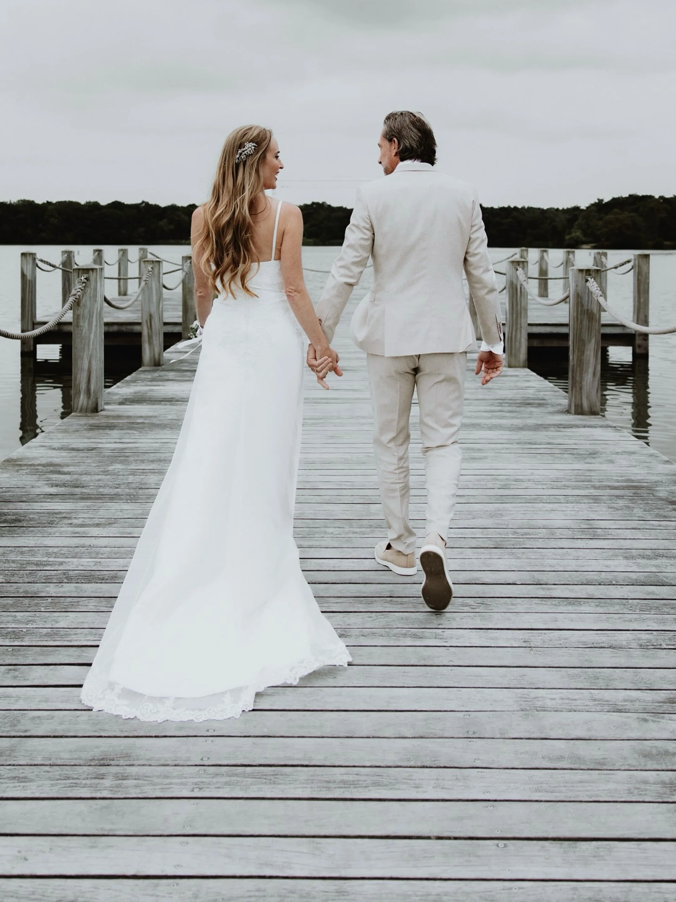 Als alle voorspellingen het je afraden en je kiest toch voor een ceremonie buiten, dan heb je toch wel &eacute;cht een flinke portie lef nodig! 

Deze 2 gingen ervoor, afgelopen vrijdag tussen alle buien door en het was echt fantastisch! 
Eerlijk toe