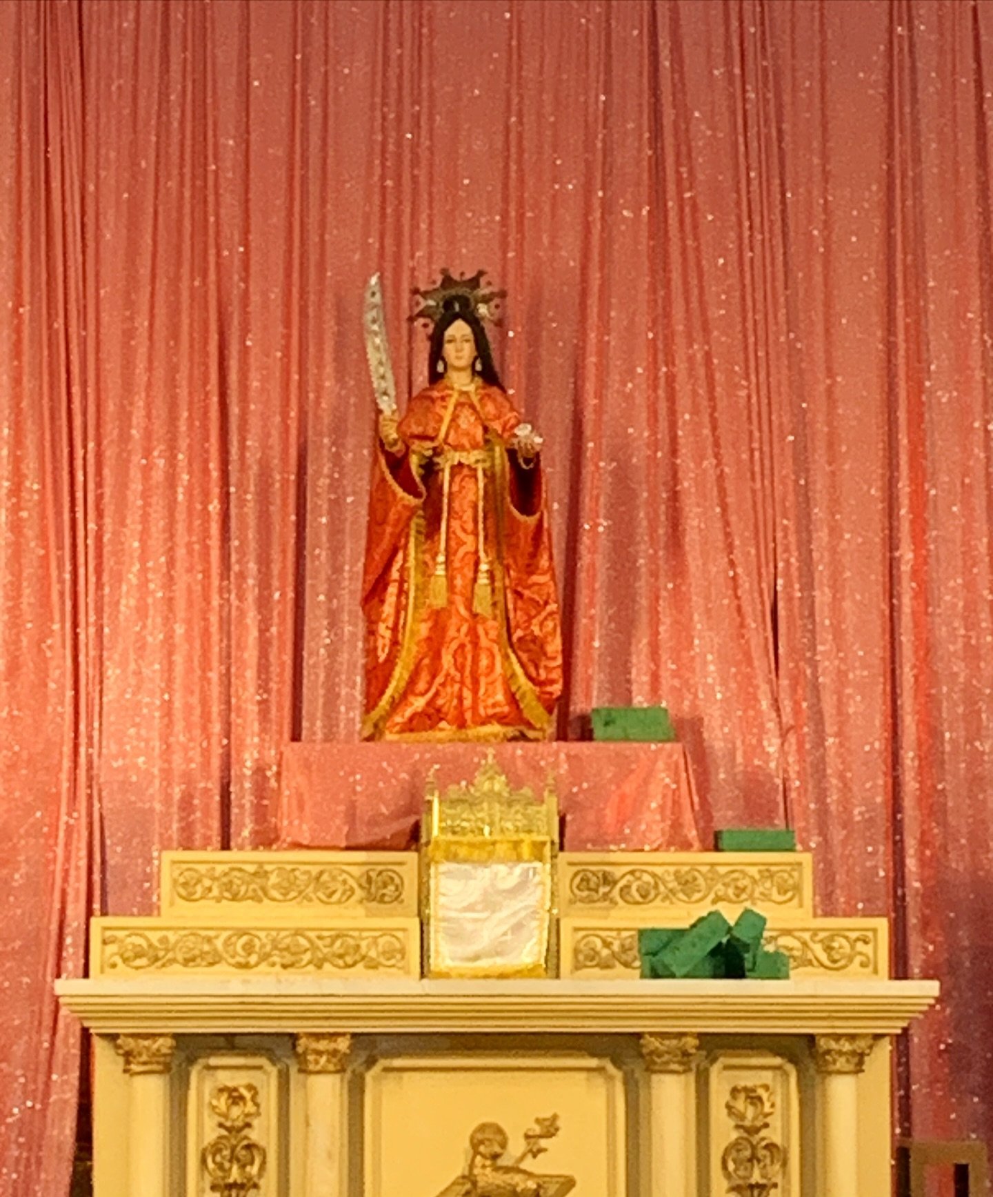 Feria 🎡 del barrio en Santa Lucia del Camino, Oax. The virgin and her sparkly pink backdrop within the church was the most gorgeous scene I&rsquo;ve witnessed in a while. Exquisite sweet glam kitsch and the outlying feria with Panam blow up planes ?