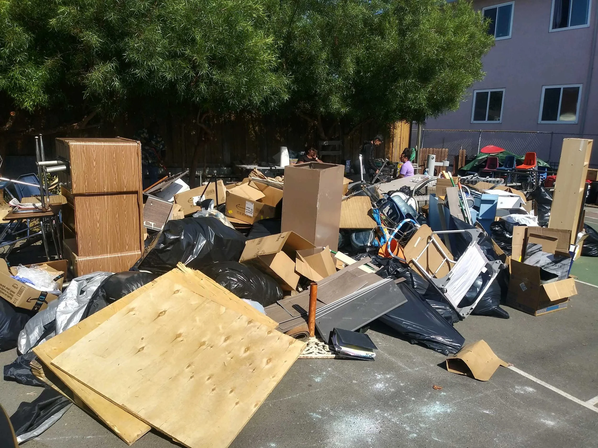 large construction debris removal service. we haul away construction materials. junk removal for constructionsites.