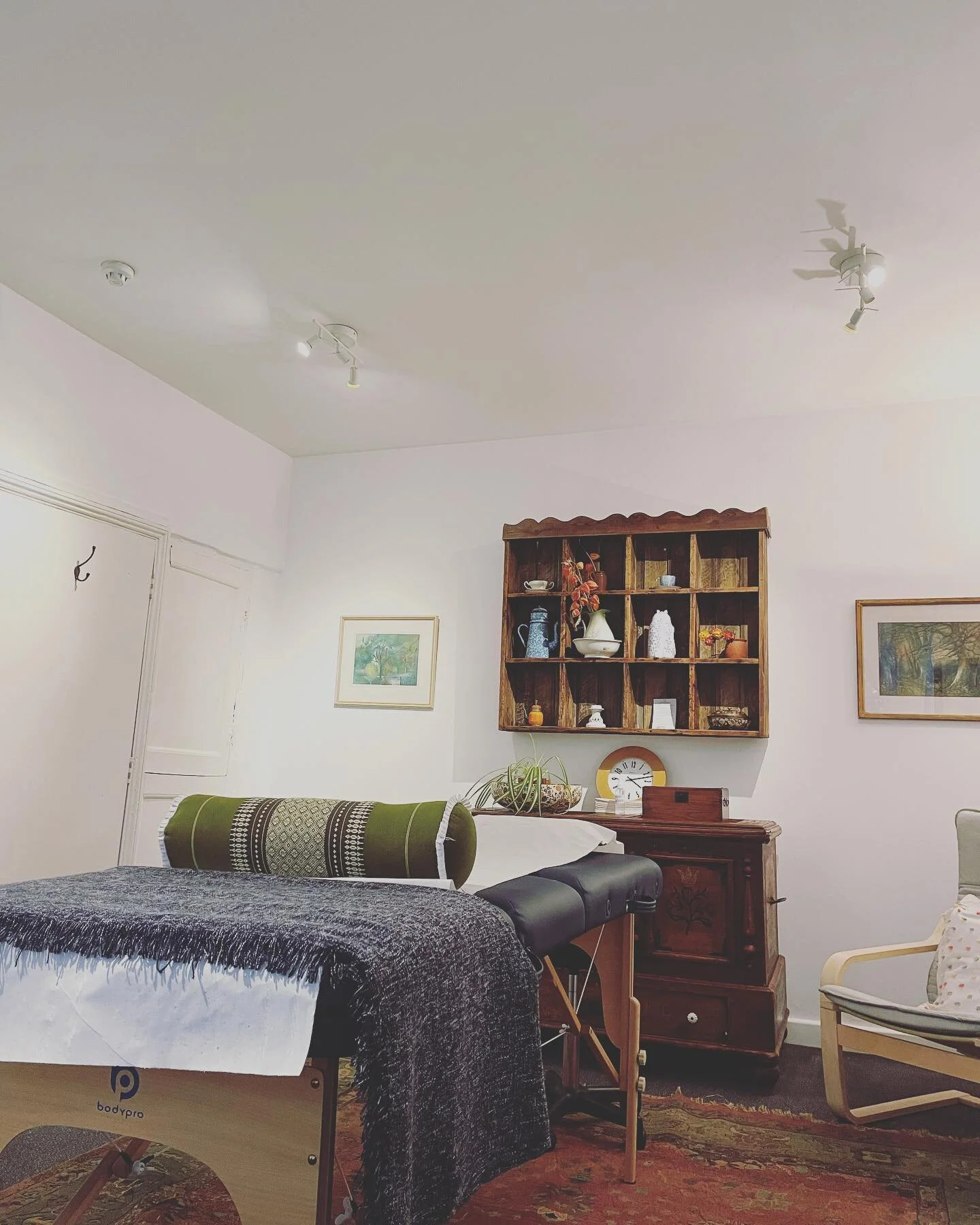 🌾Peaceful spaces

Creating a calm, comfortable and safe space is at the heart of my practice. I treat from two clinics in Bristol. One in Queen Square and one in Clifton Village. 

Full of natural light and plenty of space, they offer the perfect pl
