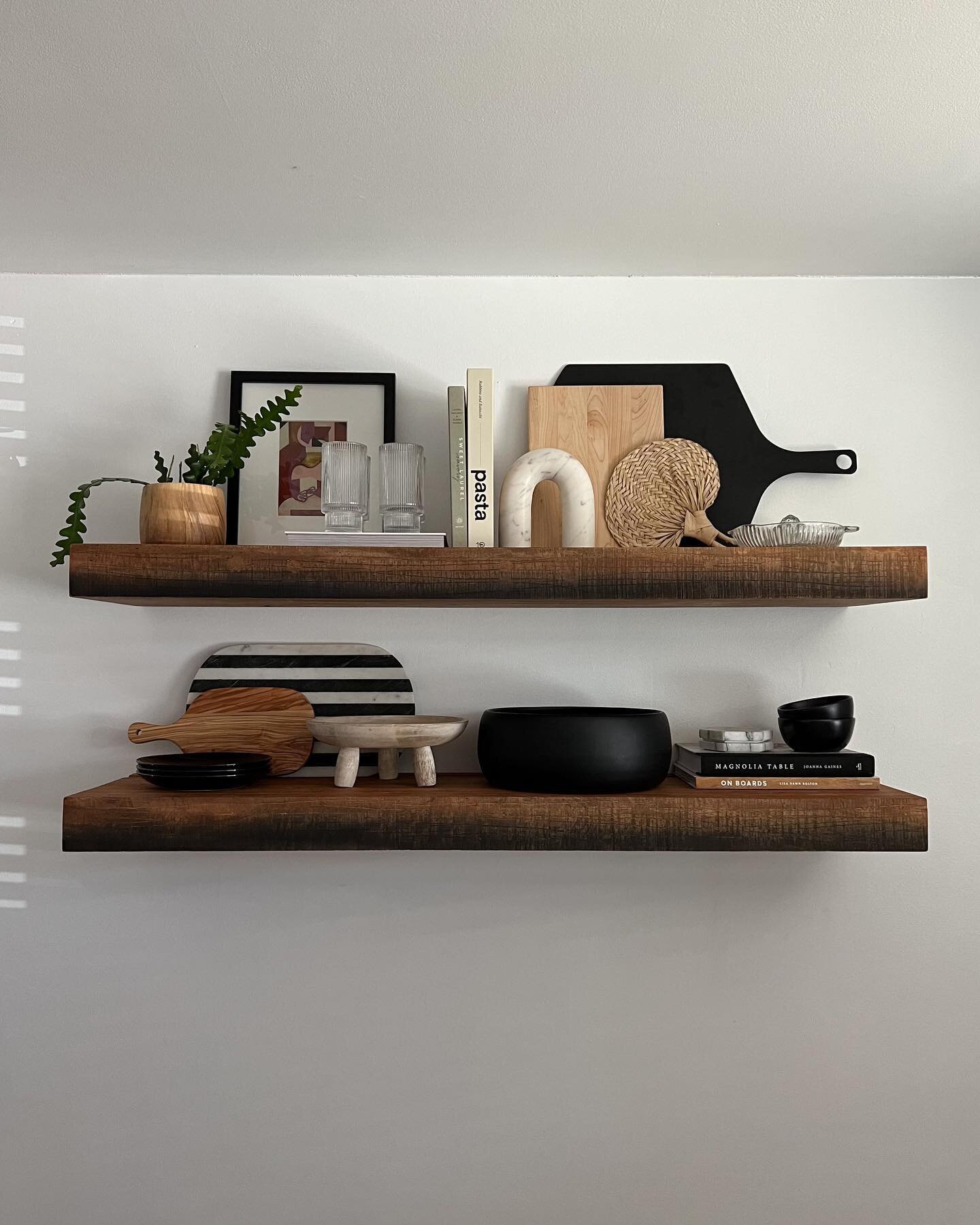 i n t e r i o r s &bull; a little shelf styling in the kitchen 🤍 #shelfie #kitchenstyling #floatingshelves