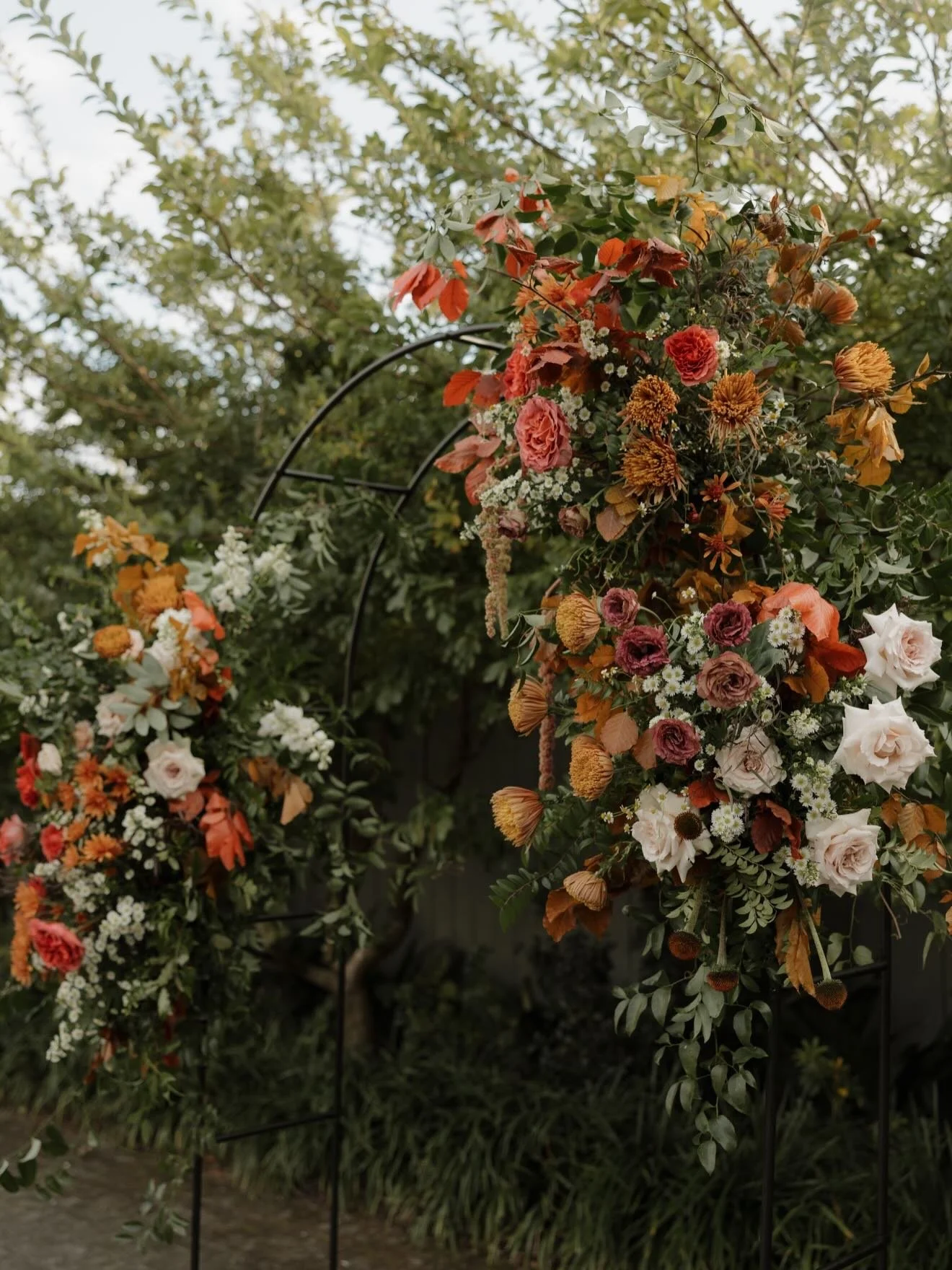 still drooling over these rich fall tones from Hailey &amp; Connor&rsquo;s November @victorynorthweddings wedding! 🍂

📸: @cheychalaiphoto