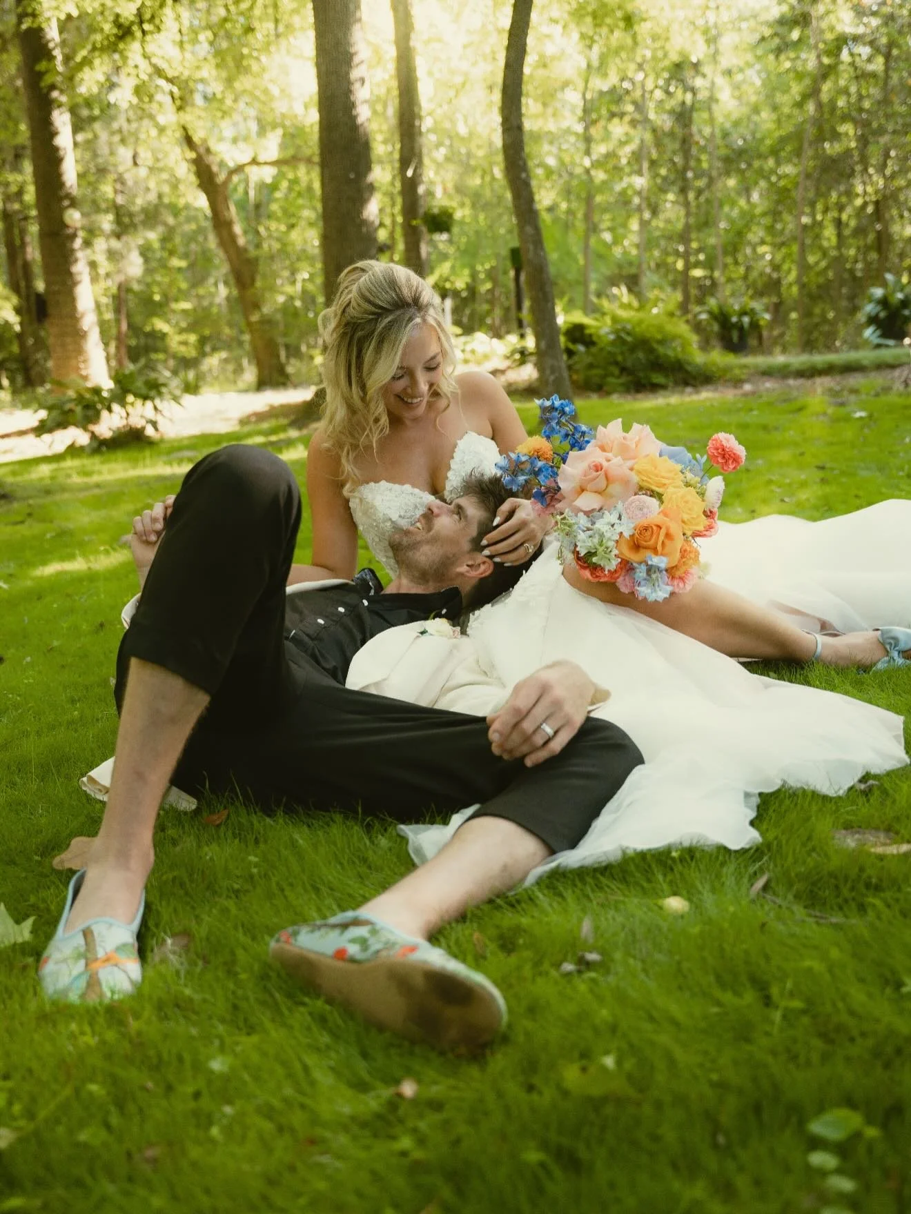 a spring @mackeyhousesavannah wedding surrounded by the most beautiful gardens 🌷🌳

📸@jessicadynelle
